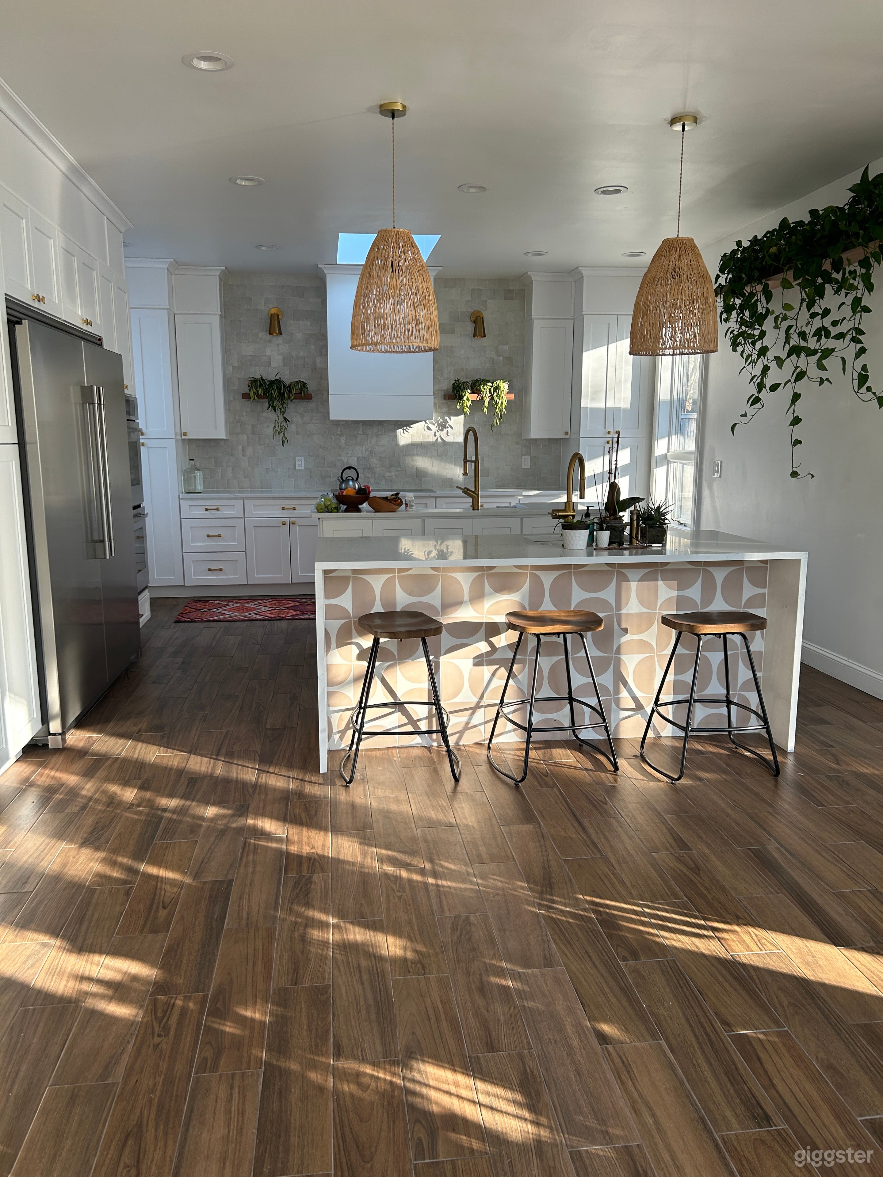 Bright Modern Kitchen with Dining Space Photo 2