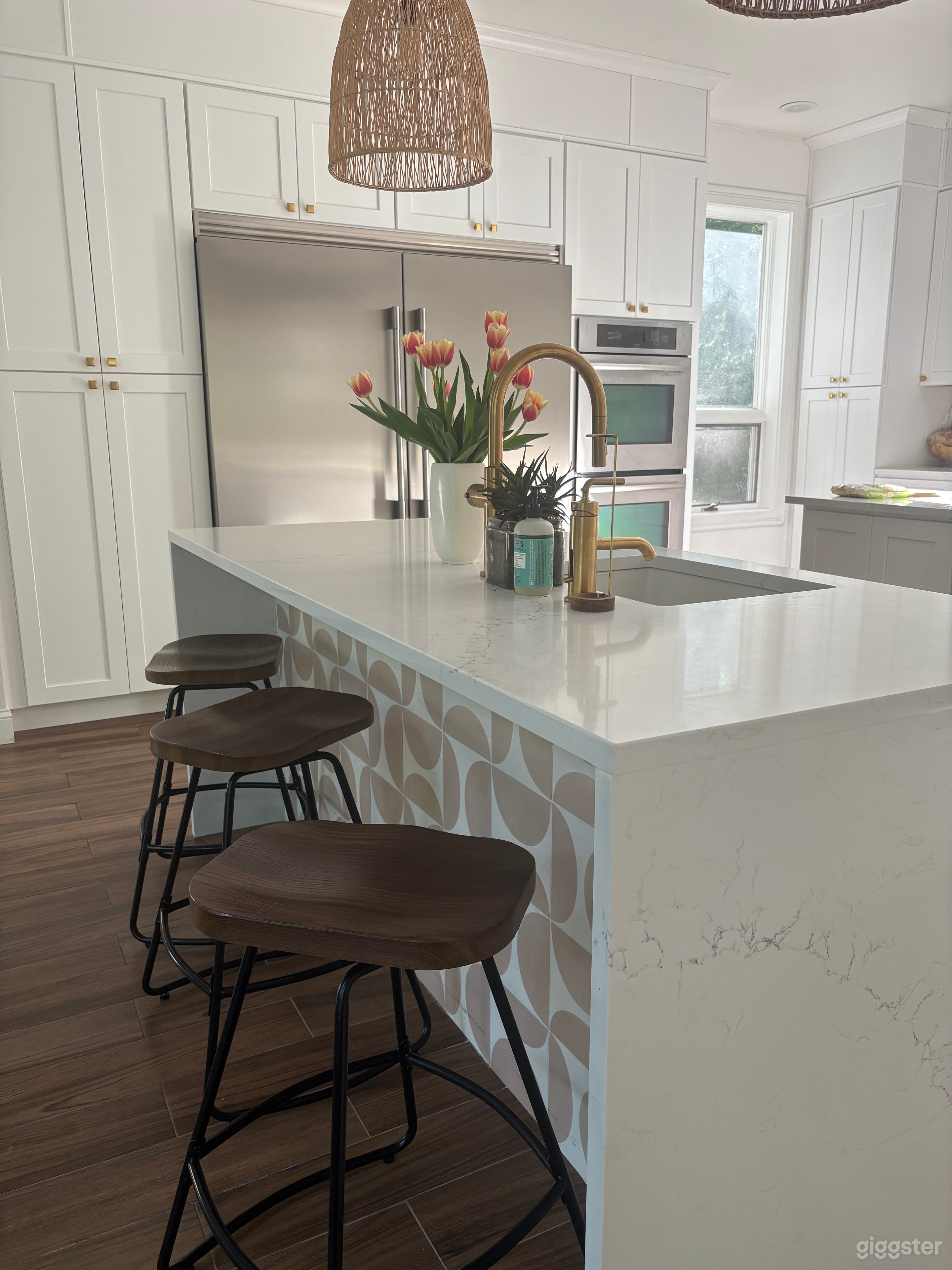 Bright Modern Kitchen with Dining Space Photo 4