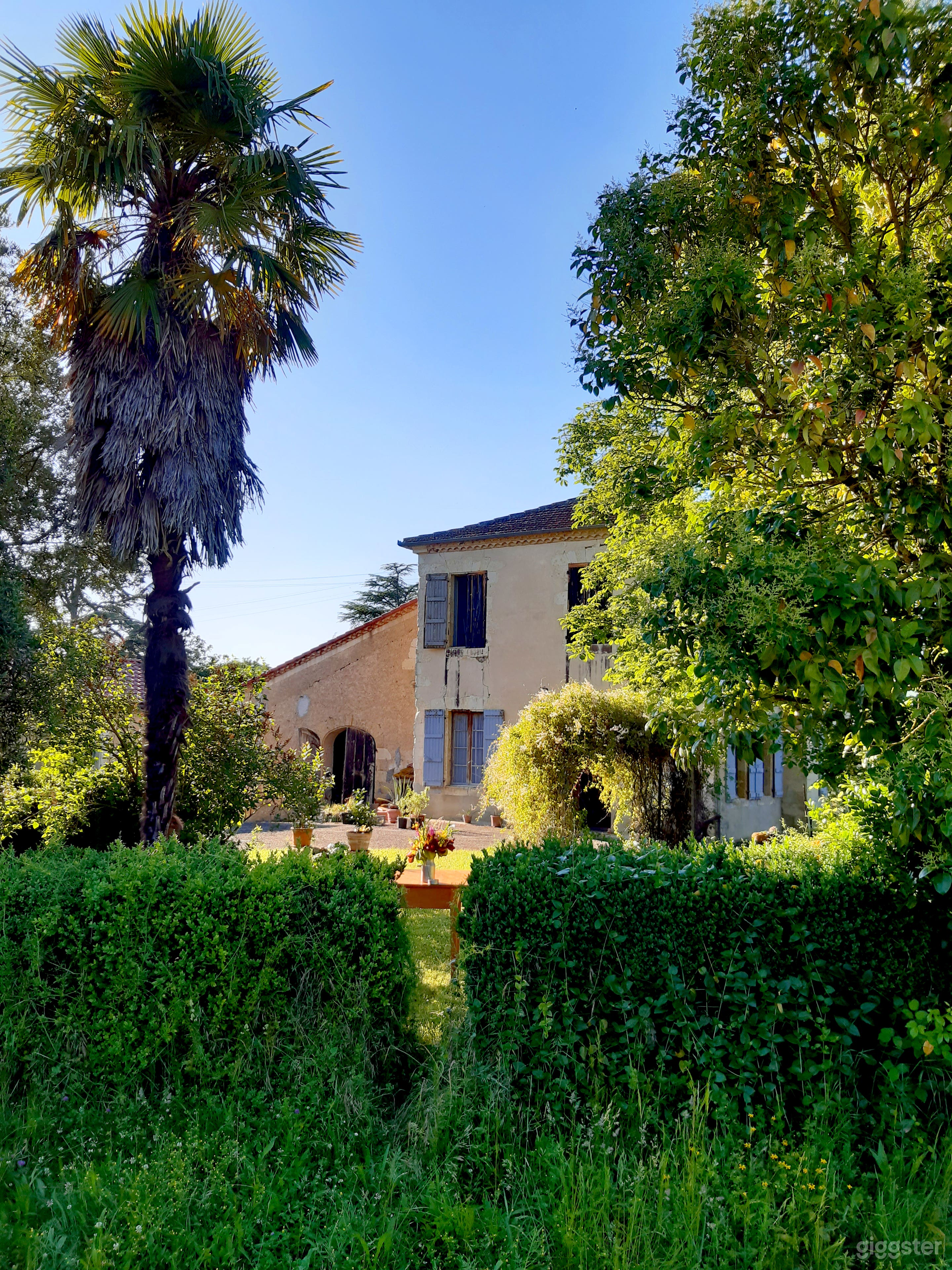 Side view on the Maison Maitre (Main building)