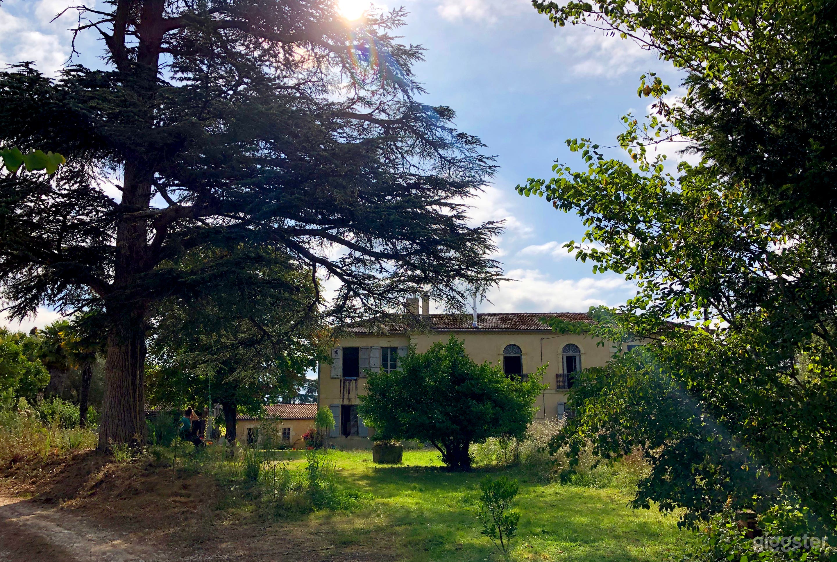 Front view arriving from the Cedar-Avenue