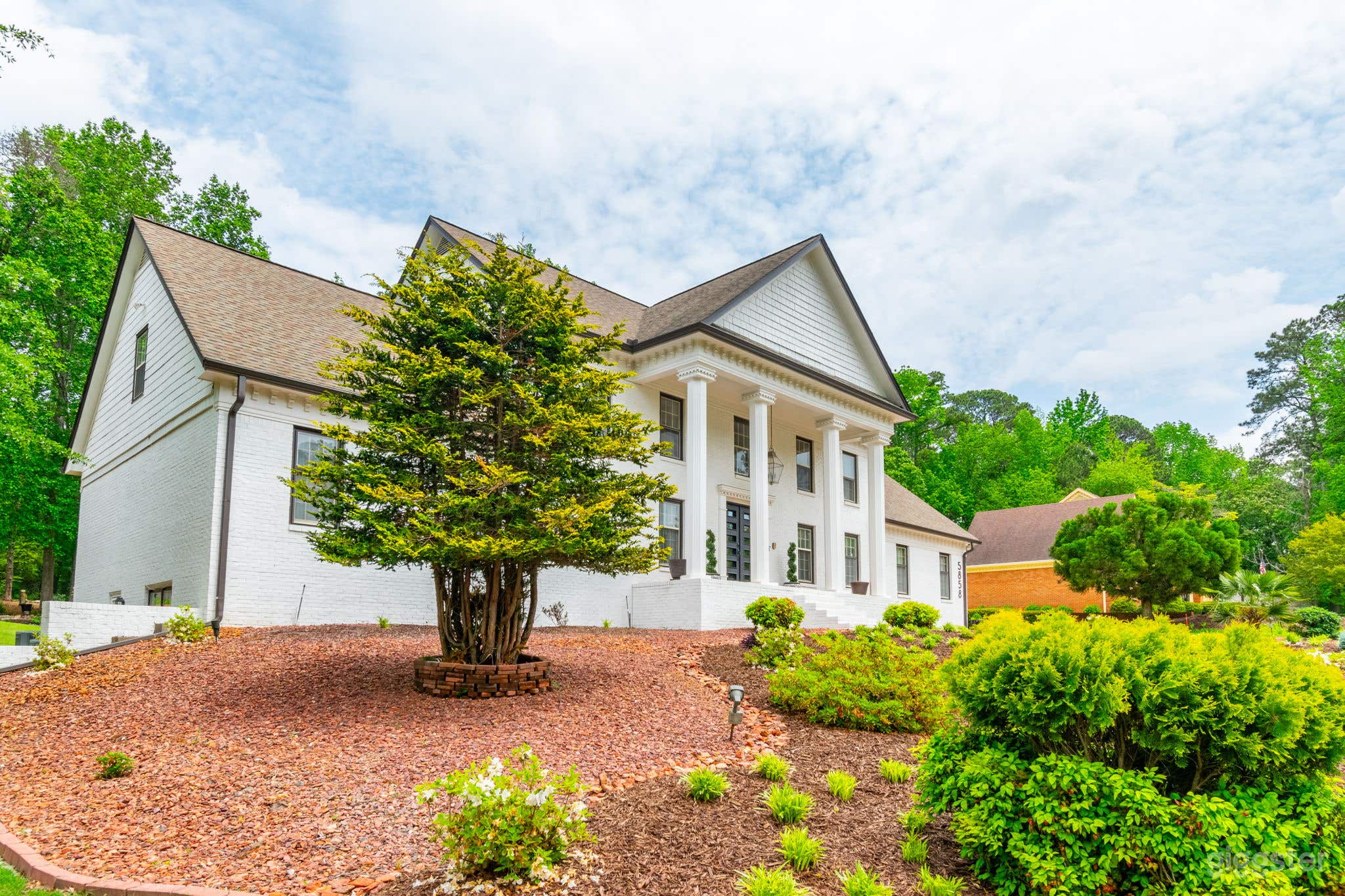 Outdoor Event-Ready Mansion with Massive Backyard Photo 3