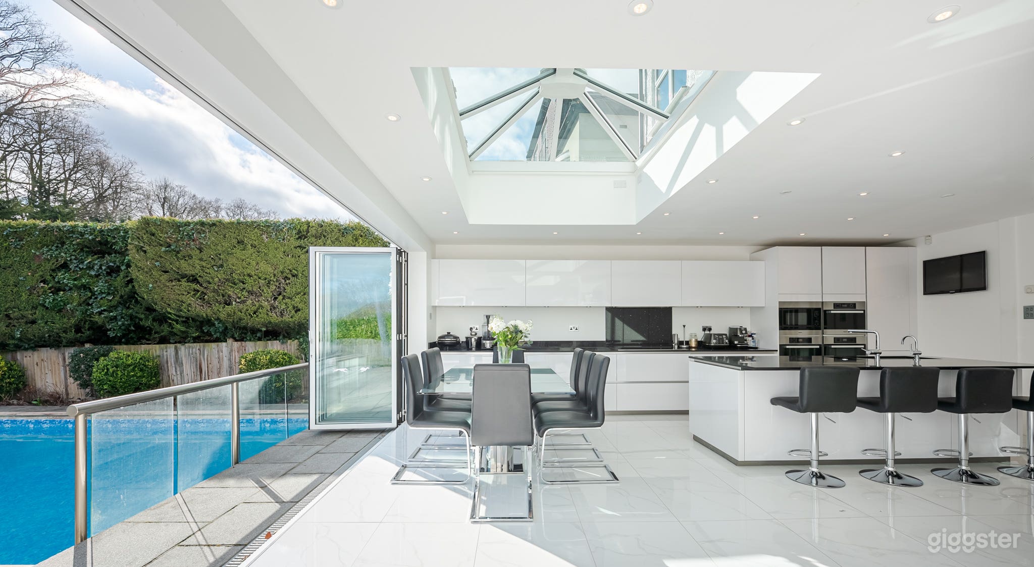 Light, Edwardian House With Modern Refurbishments Photo 1