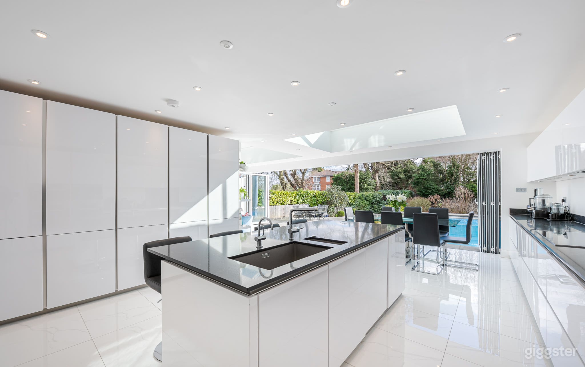 Light, Edwardian House With Modern Refurbishments Photo 4