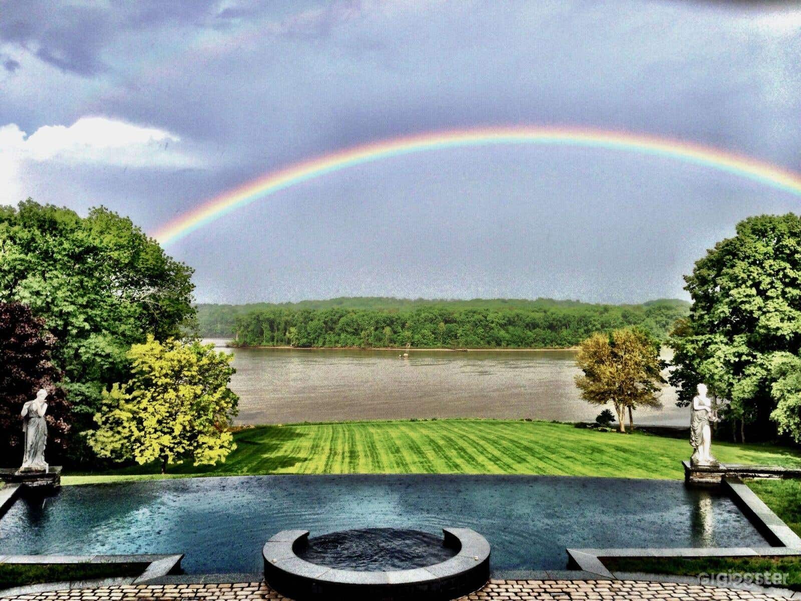 Riverfront Oasis: Infinity Pool, Hiking Trails, Private Beach for Kayaking Photo 4