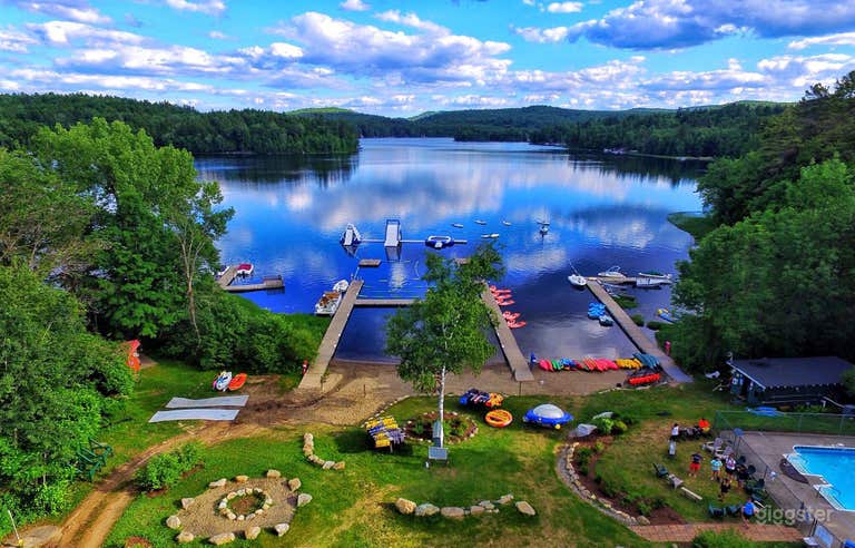  Lakefront with Inflatables, Power Boats for tubing &amp; water skiing, SUP, Kayaks, Canoes, Paddle Boats 