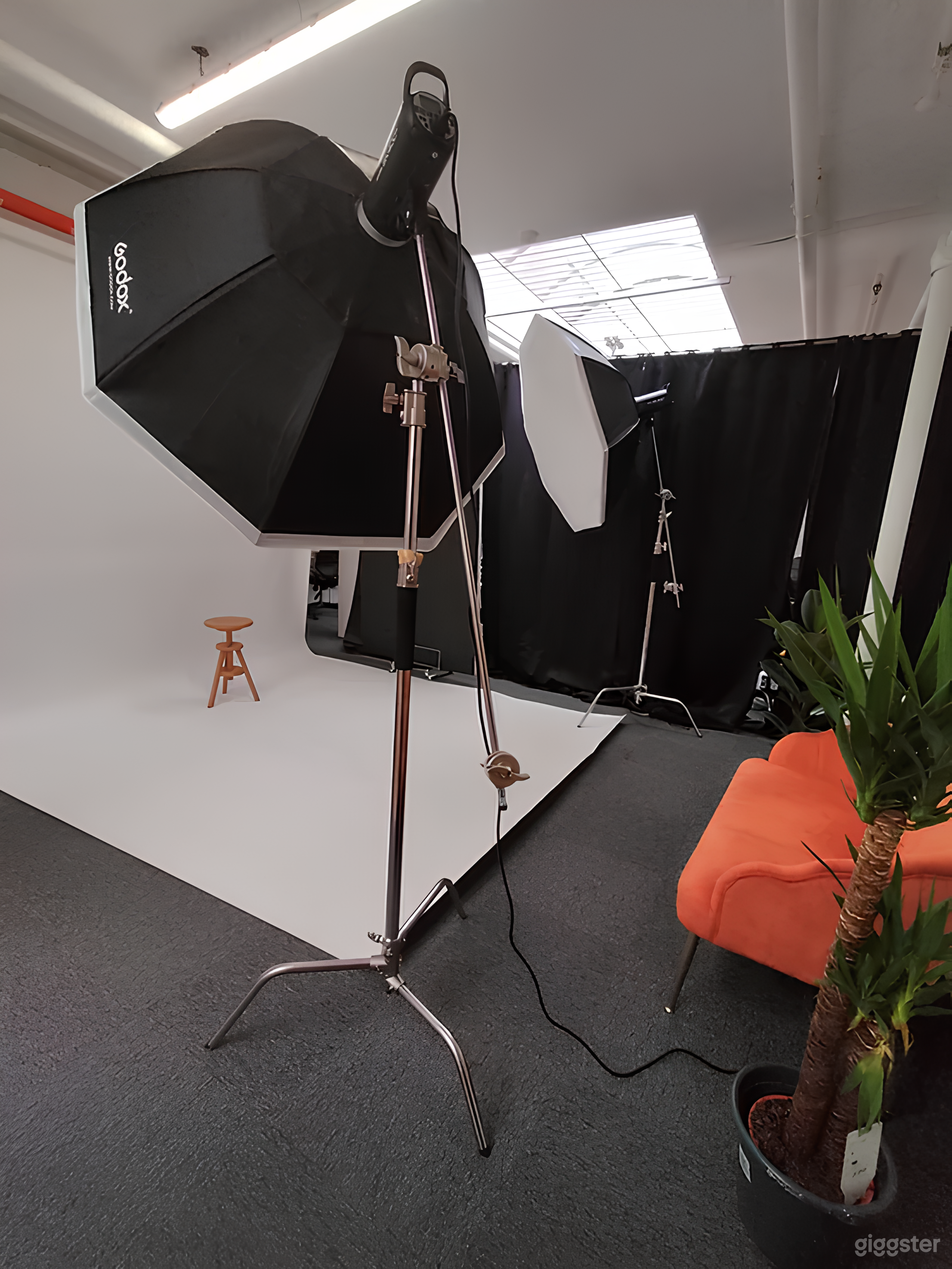 Photography Studio With Lighting &amp; Equipment Incl. Photo 1