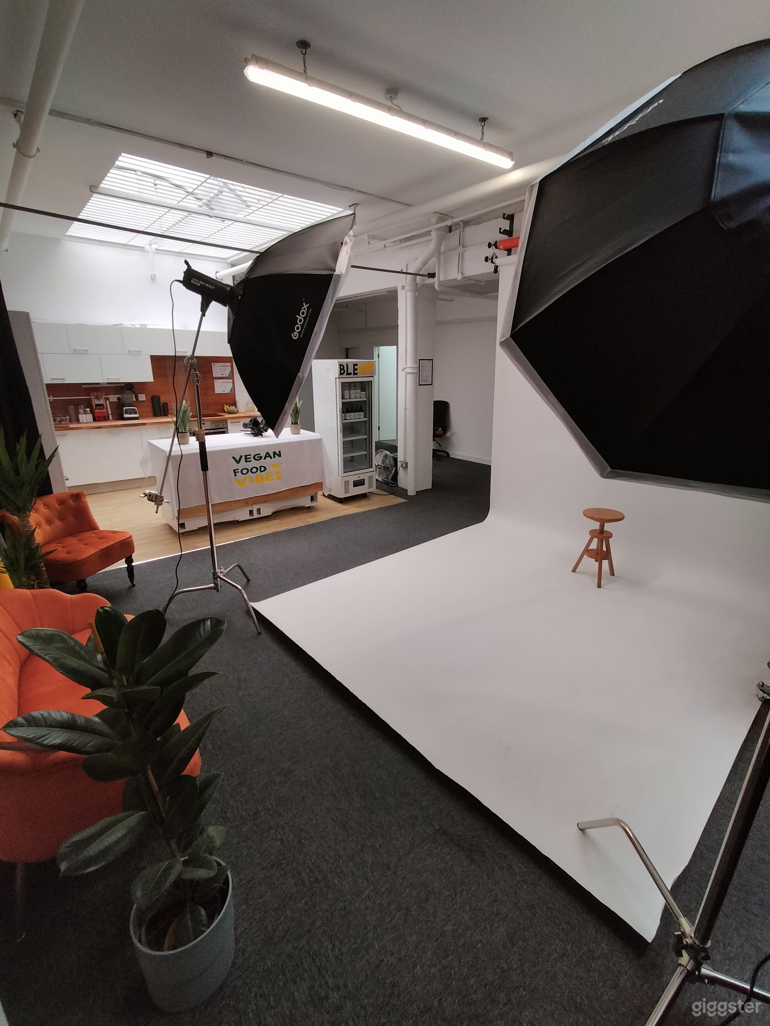 Photography Studio With Lighting &amp; Equipment Incl. Photo 3