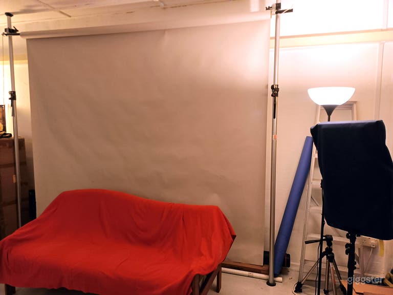  Comes with C-stands and light stands with Continuous LED lights and Panels. 