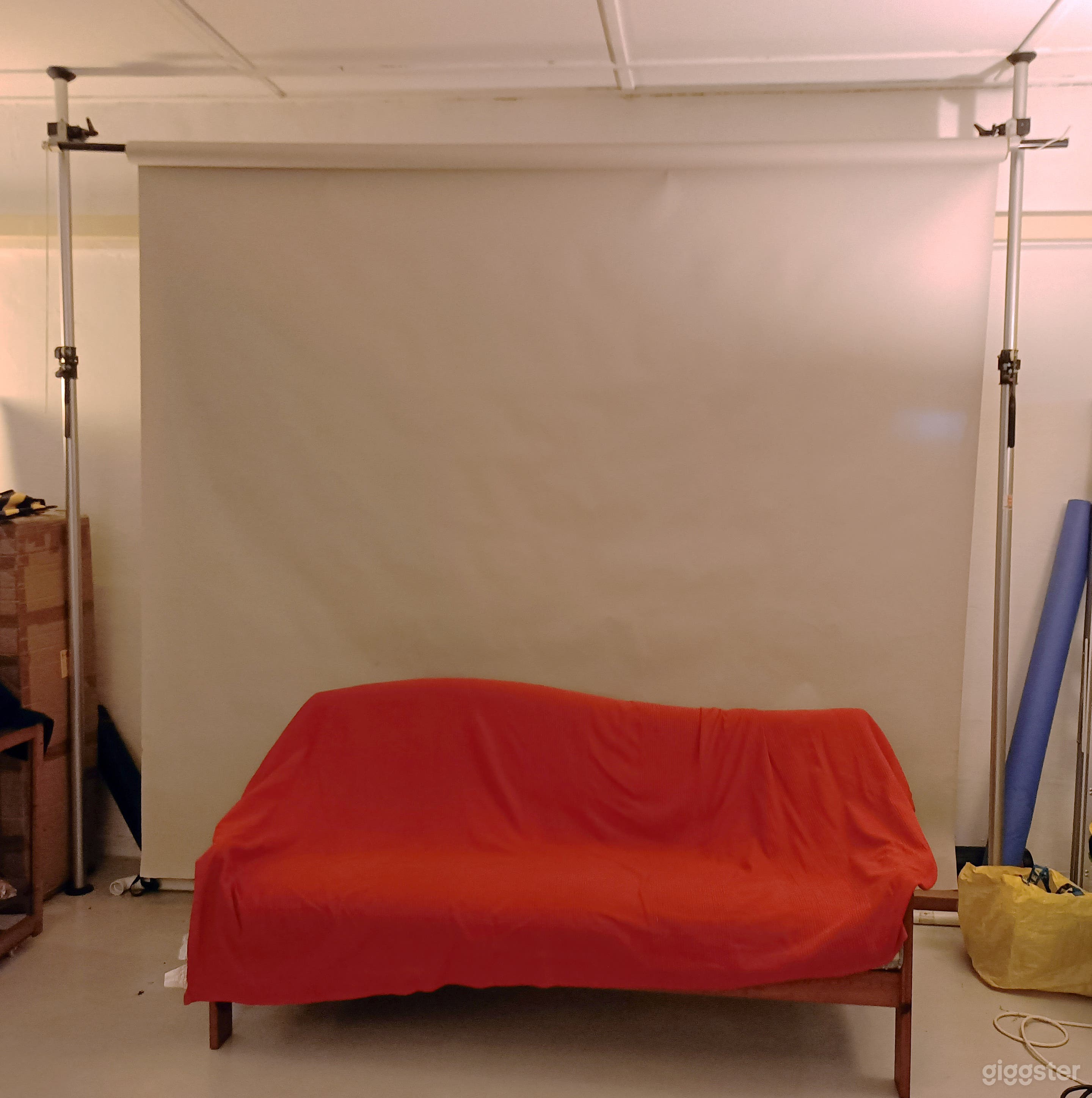 Nice homely studio with a backdrop of 9 feet wide and 9 feet high.  323 sqft studio with toilets and a pantry.  Total area 749 sqft.