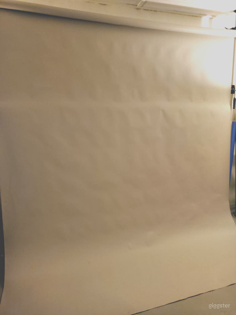  Choice of backdrop (white/grey) and Green muslin cloth backdrop for chromakey use. 