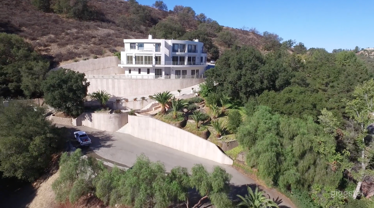  Exterior View of Hom 