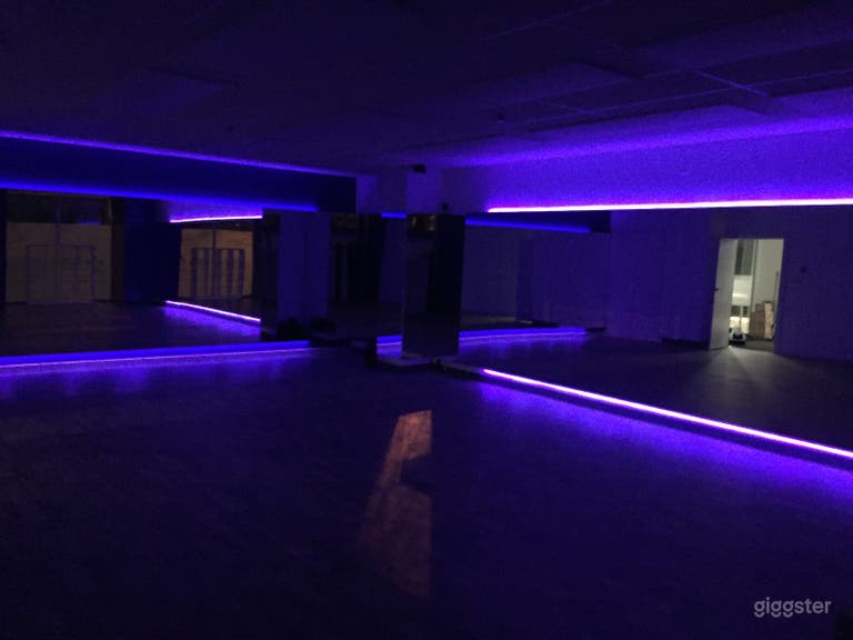  Changeable neon lighting in studio 