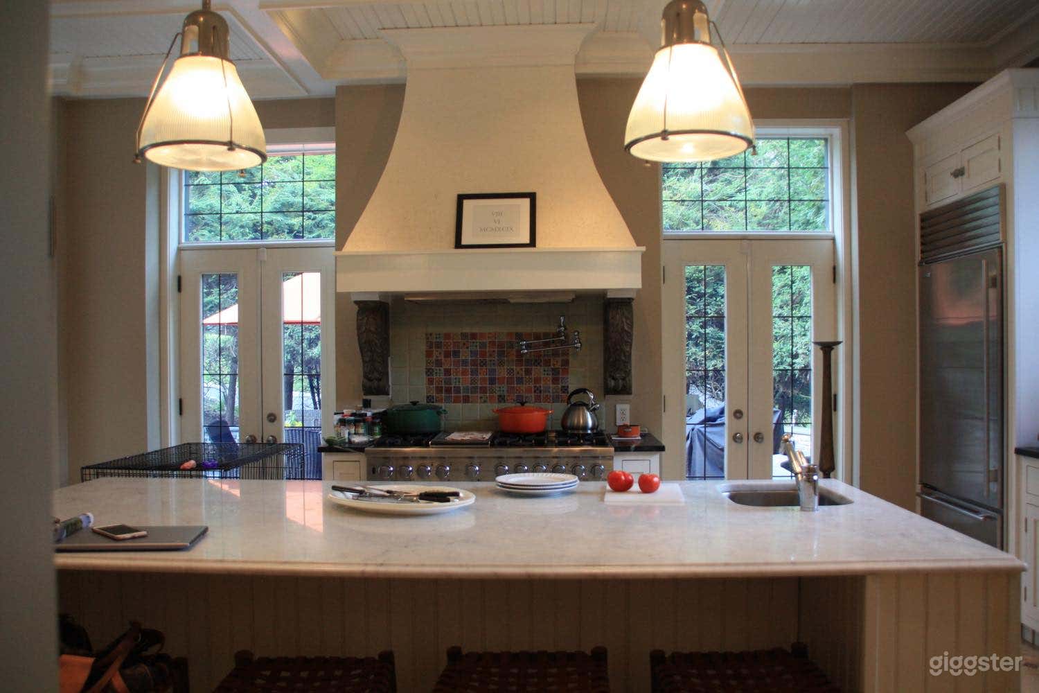 Elegant &amp; upscale home w/wood-paneled rooms Photo 4