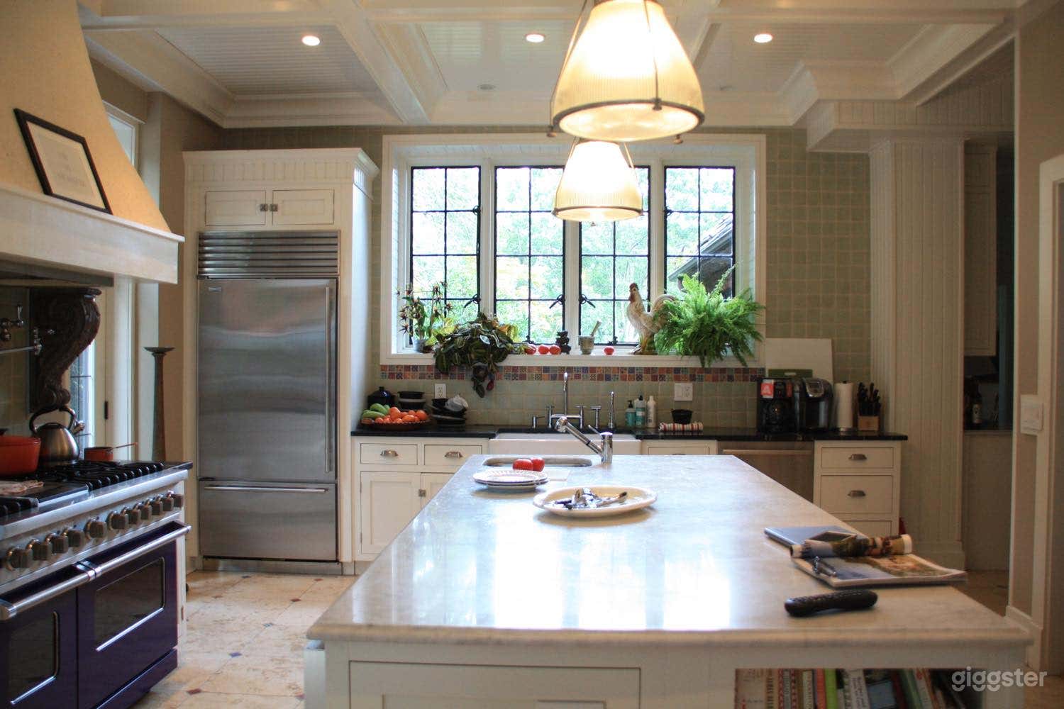 Elegant &amp; upscale home w/wood-paneled rooms Photo 2