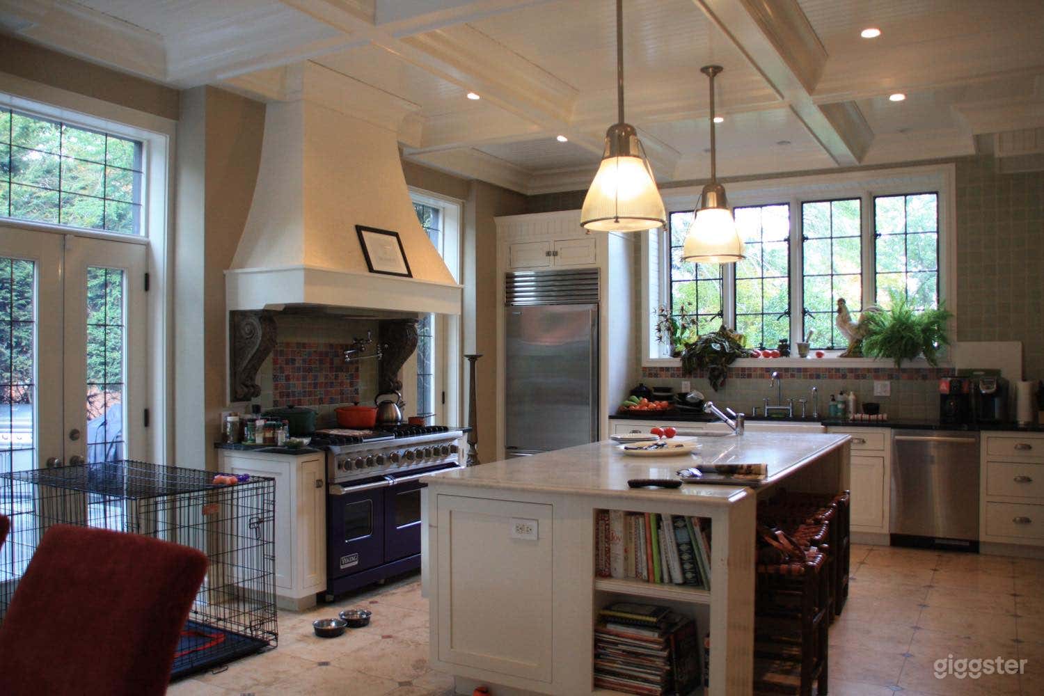 Elegant &amp; upscale home w/wood-paneled rooms Photo 3