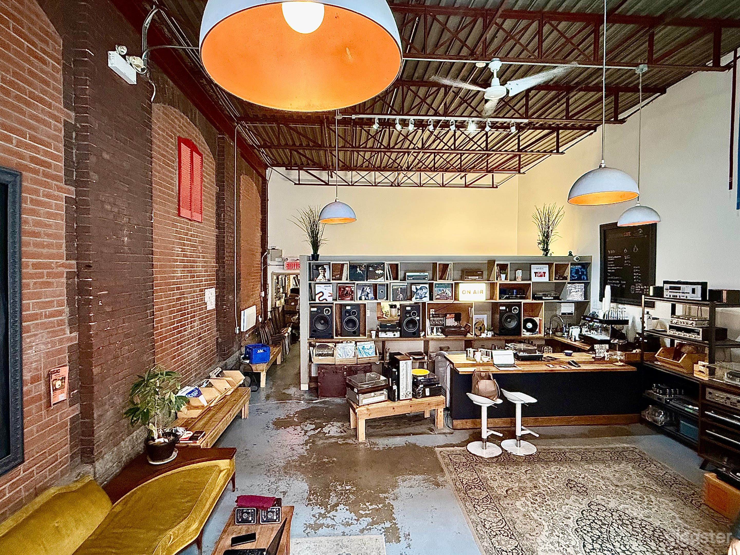 Vintage-Inspired Audio Lounge — Unique Café Studio Setting Photo 1