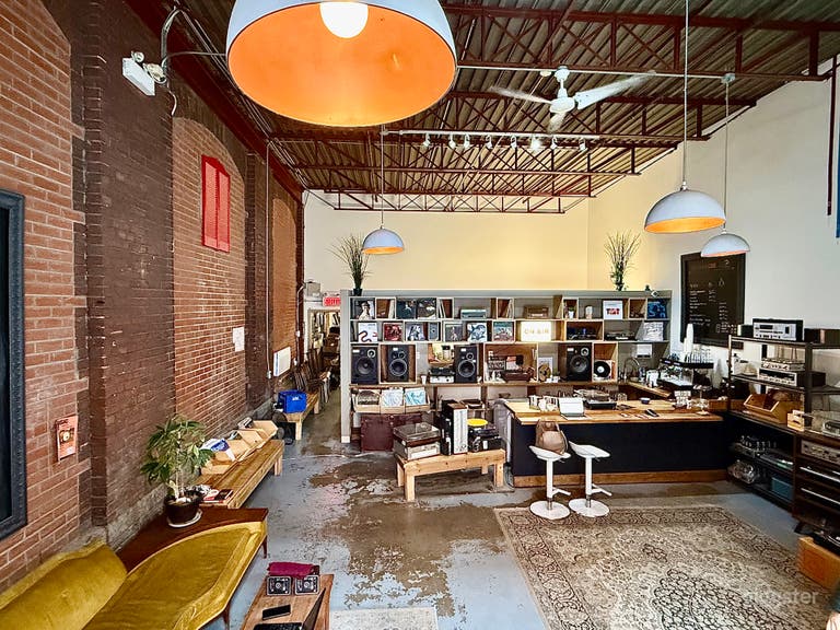  Vintage-Inspired Audio Lounge — Unique Café Studio Setting 