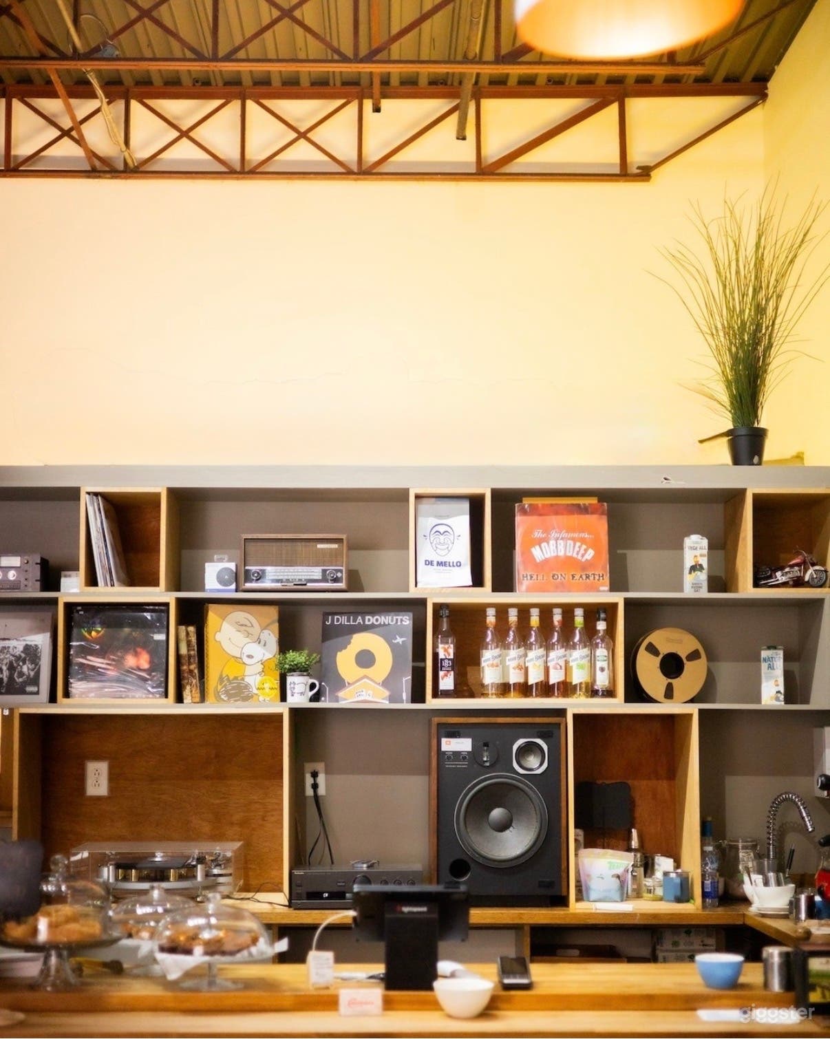 Vintage-Inspired Audio Lounge — Unique Café Studio Setting Photo 4