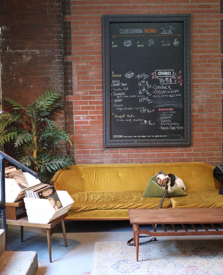  Vintage-Inspired Audio Lounge — Unique Café Studio Setting 