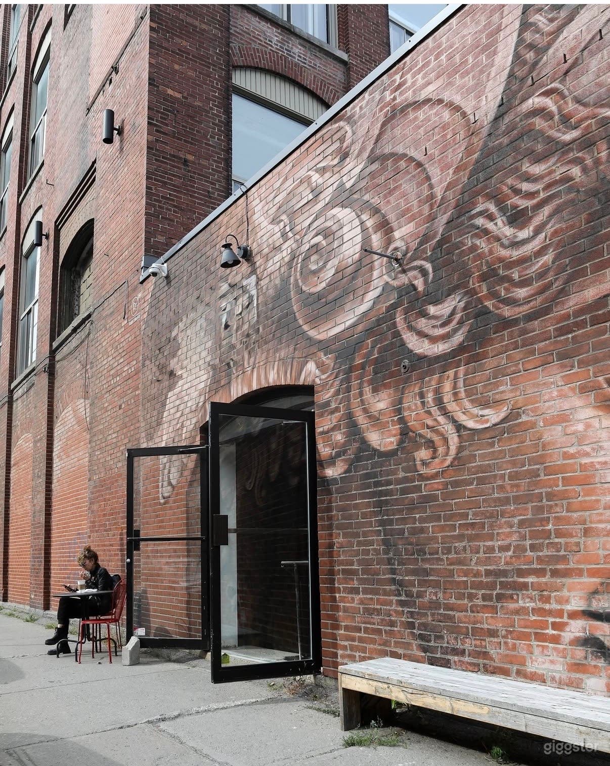 Vintage-Inspired Audio Lounge — Unique Café Studio Setting Photo 2