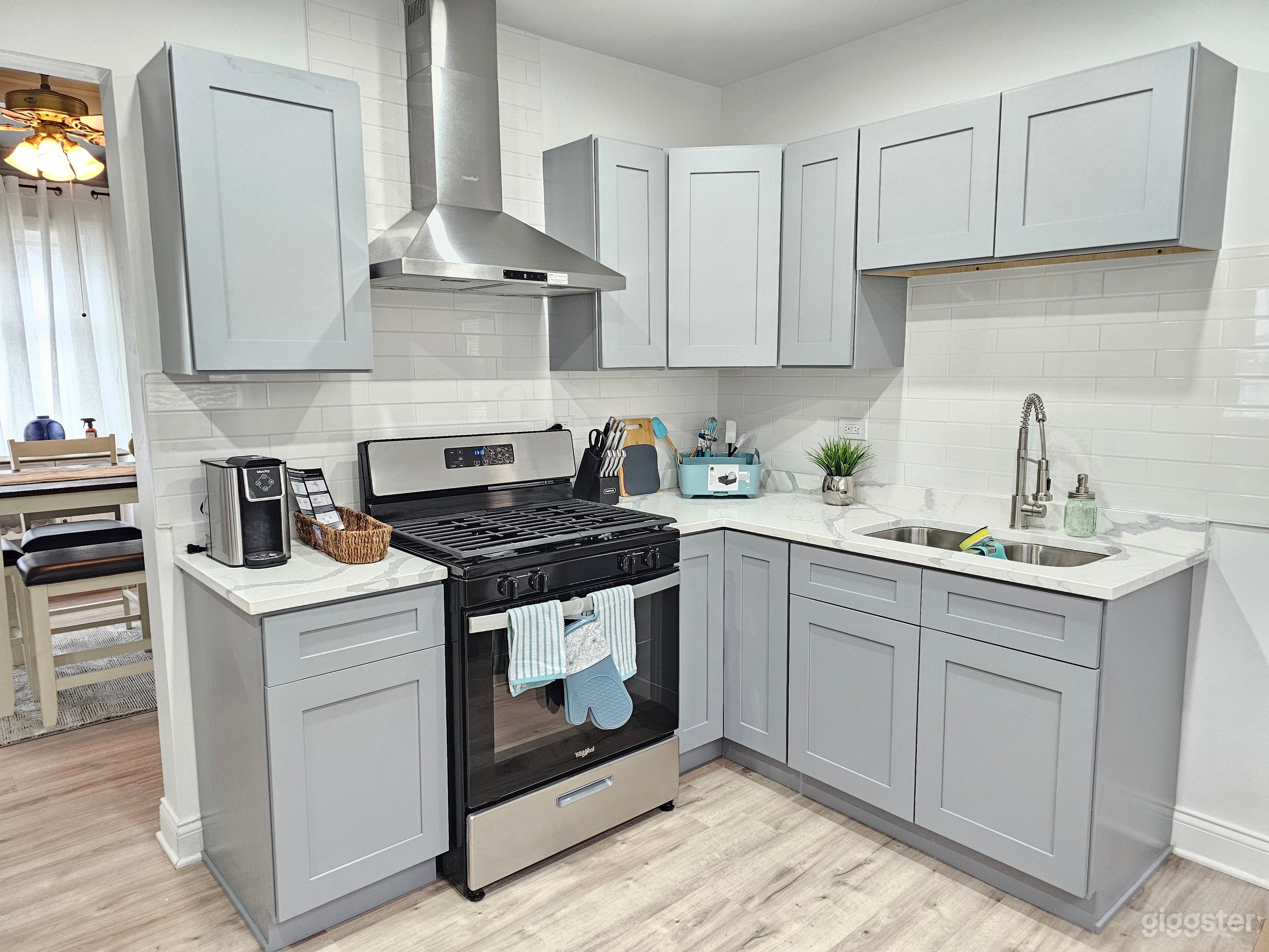 Charming Modern Oasis: Family Fun, Beach Retreats  Photo 4