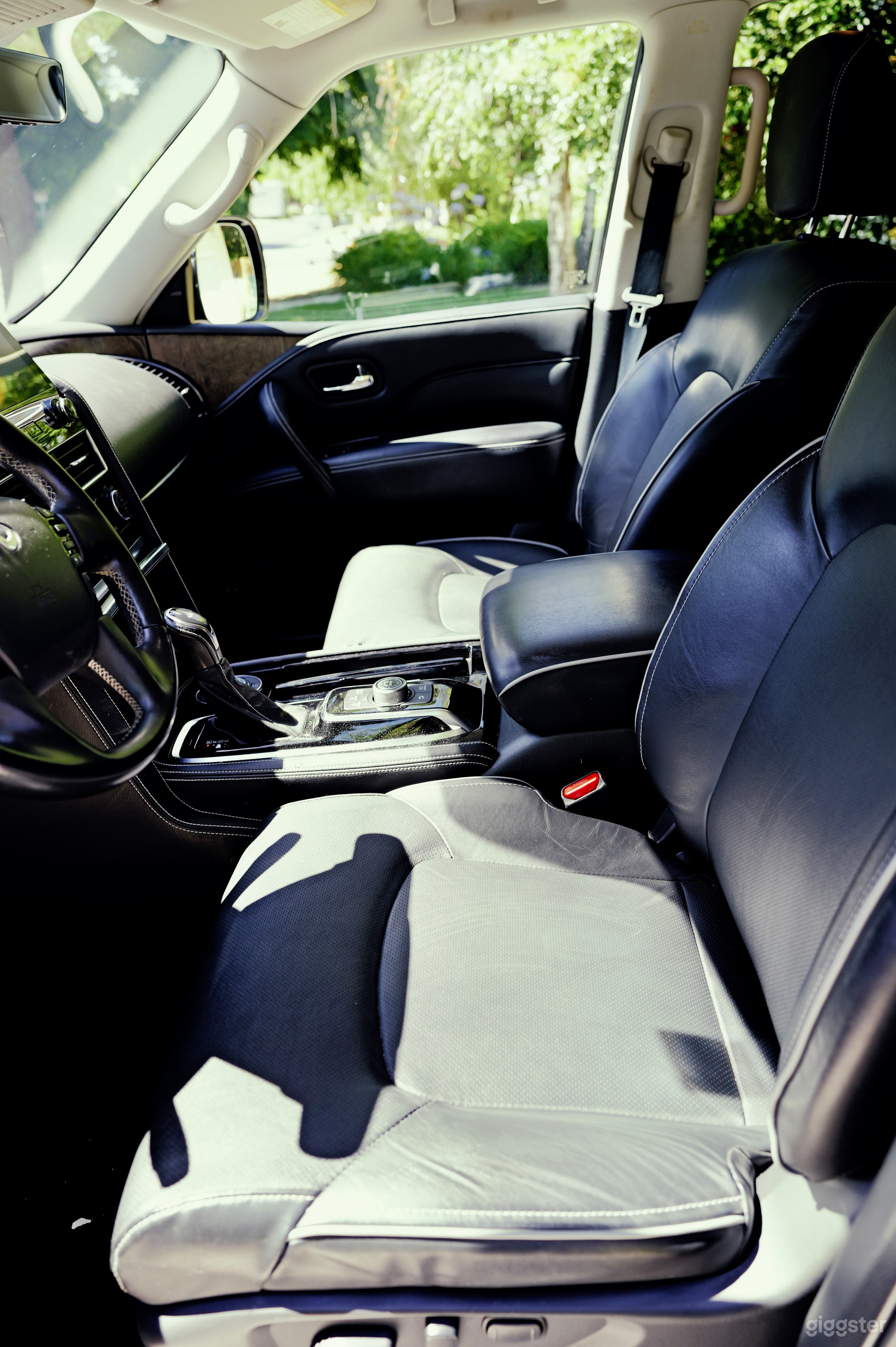 2022 Infiniti QX80 | Dark Graphite Luxury SUV | Film · TV · Photo 3
