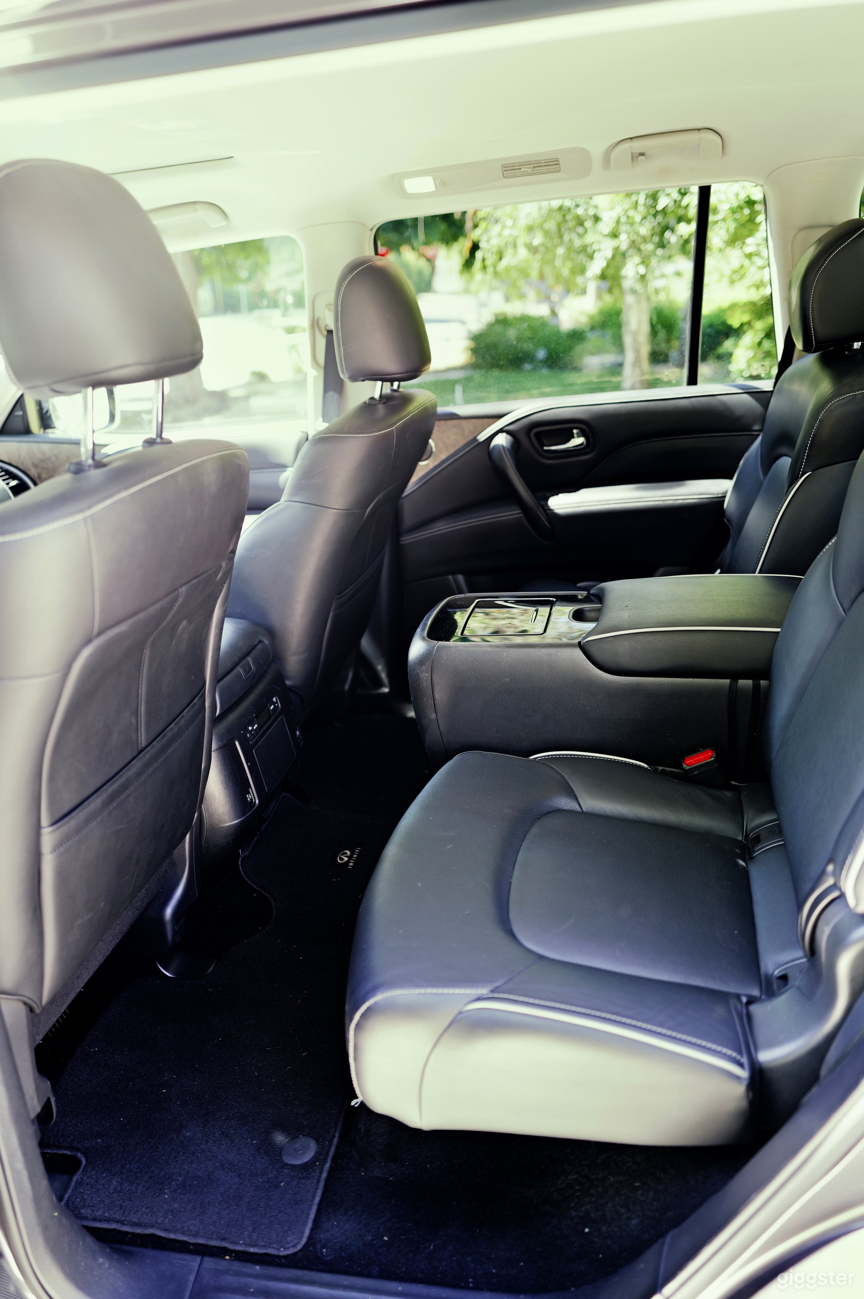 2022 Infiniti QX80 | Dark Graphite Luxury SUV | Film · TV · Photo 4