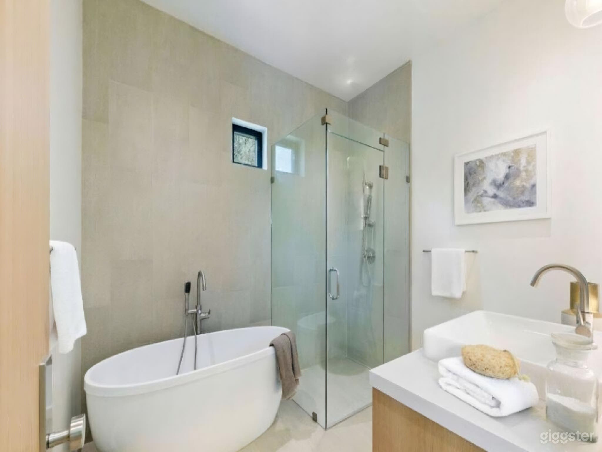 SUNLIT MODERN FARM ESTATE WITH OPEN GROUNDS Photo 4