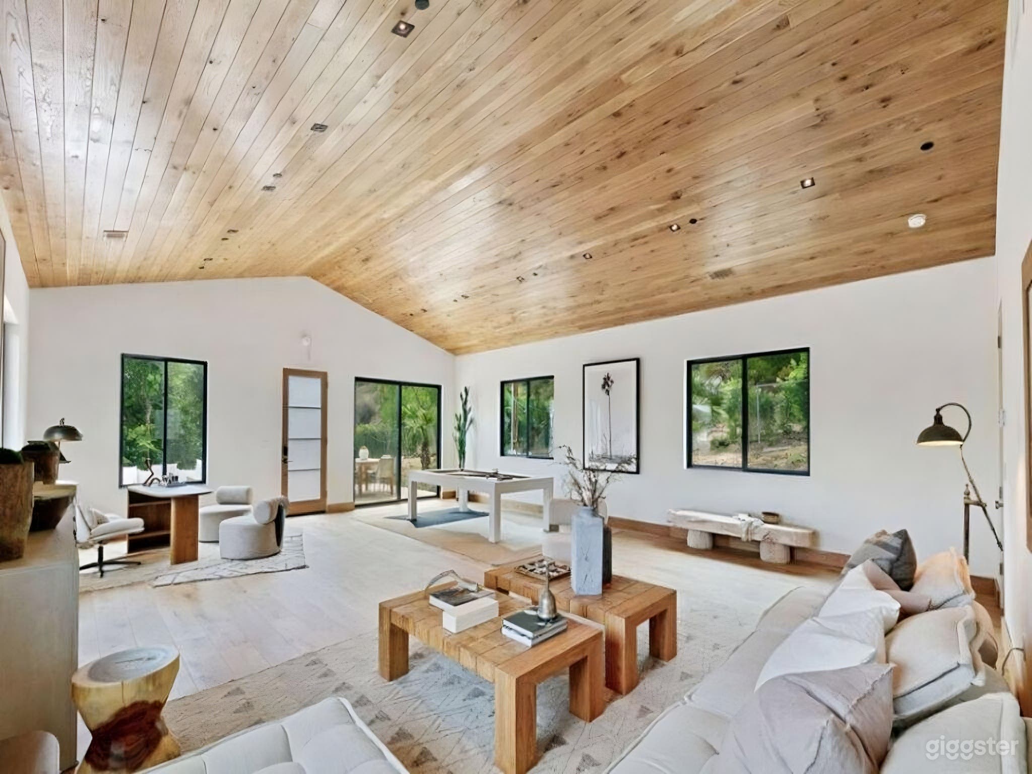 SUNLIT MODERN FARM ESTATE WITH OPEN GROUNDS Photo 3