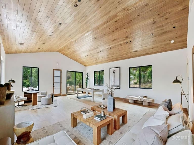  SUNLIT MODERN FARM ESTATE WITH OPEN GROUNDS 