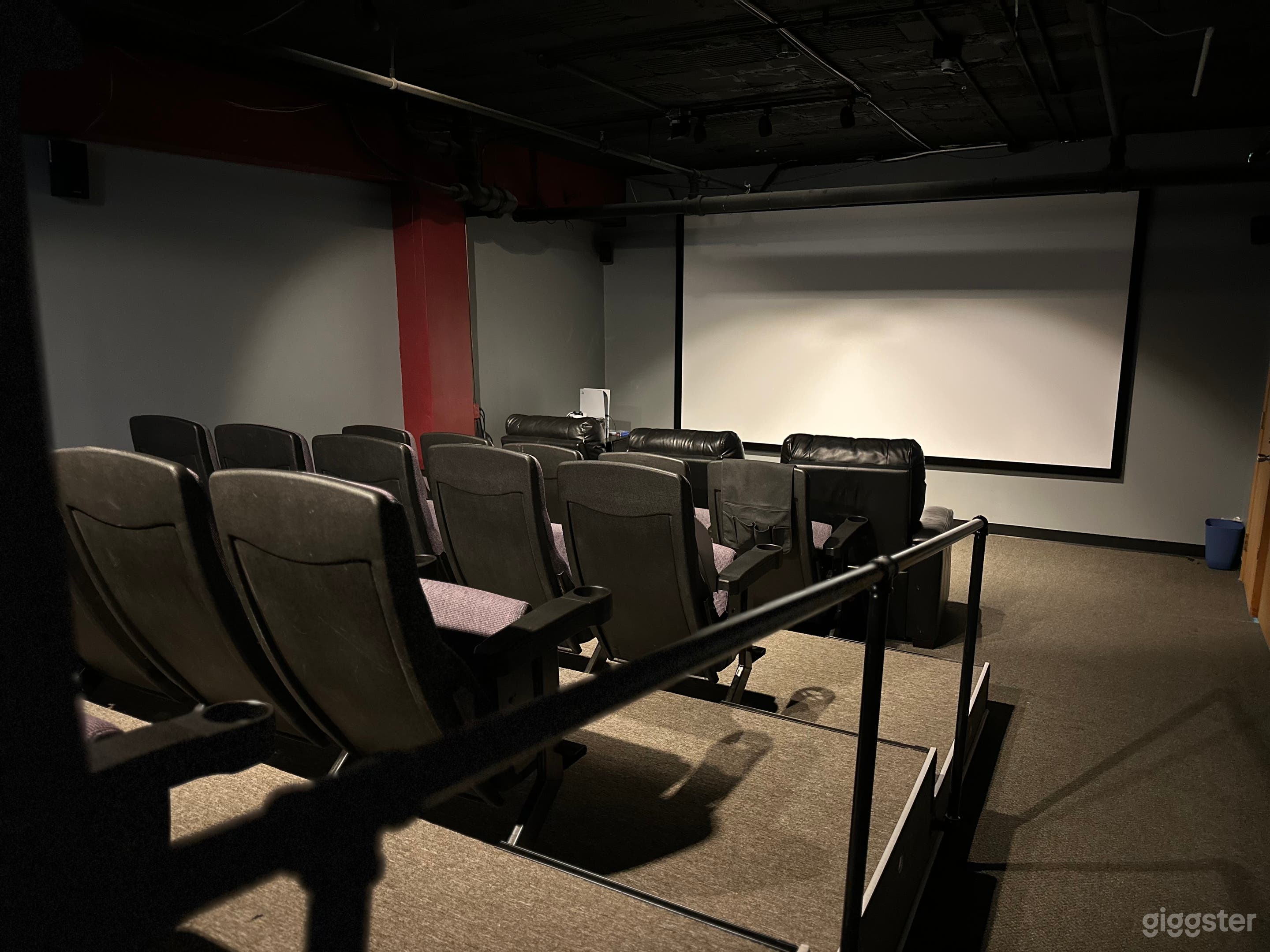 Private Screening Room - 150" SCREEN/4K Projector Photo 1