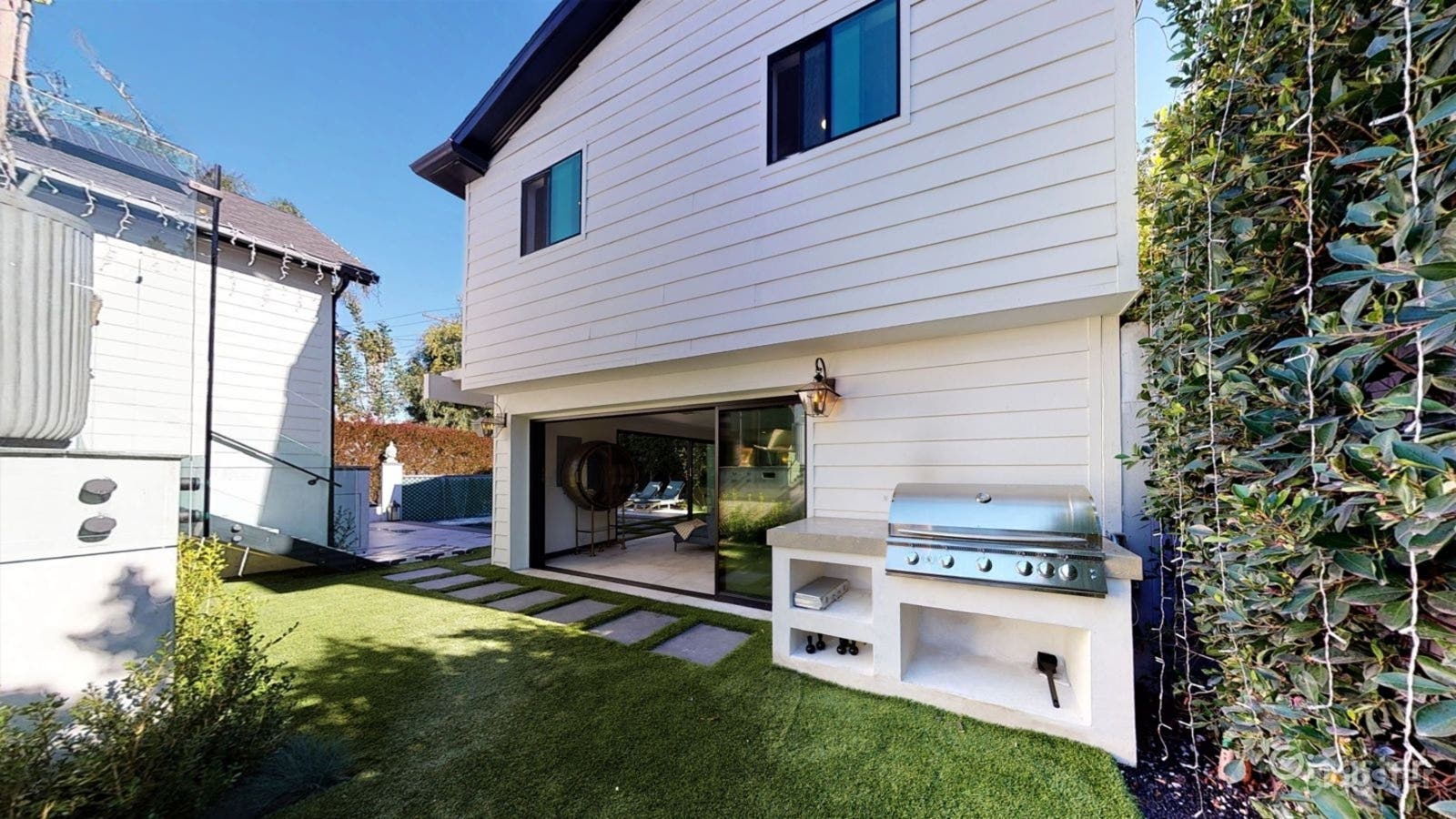 Private Backyard Escape in the Heart of the City Photo 3