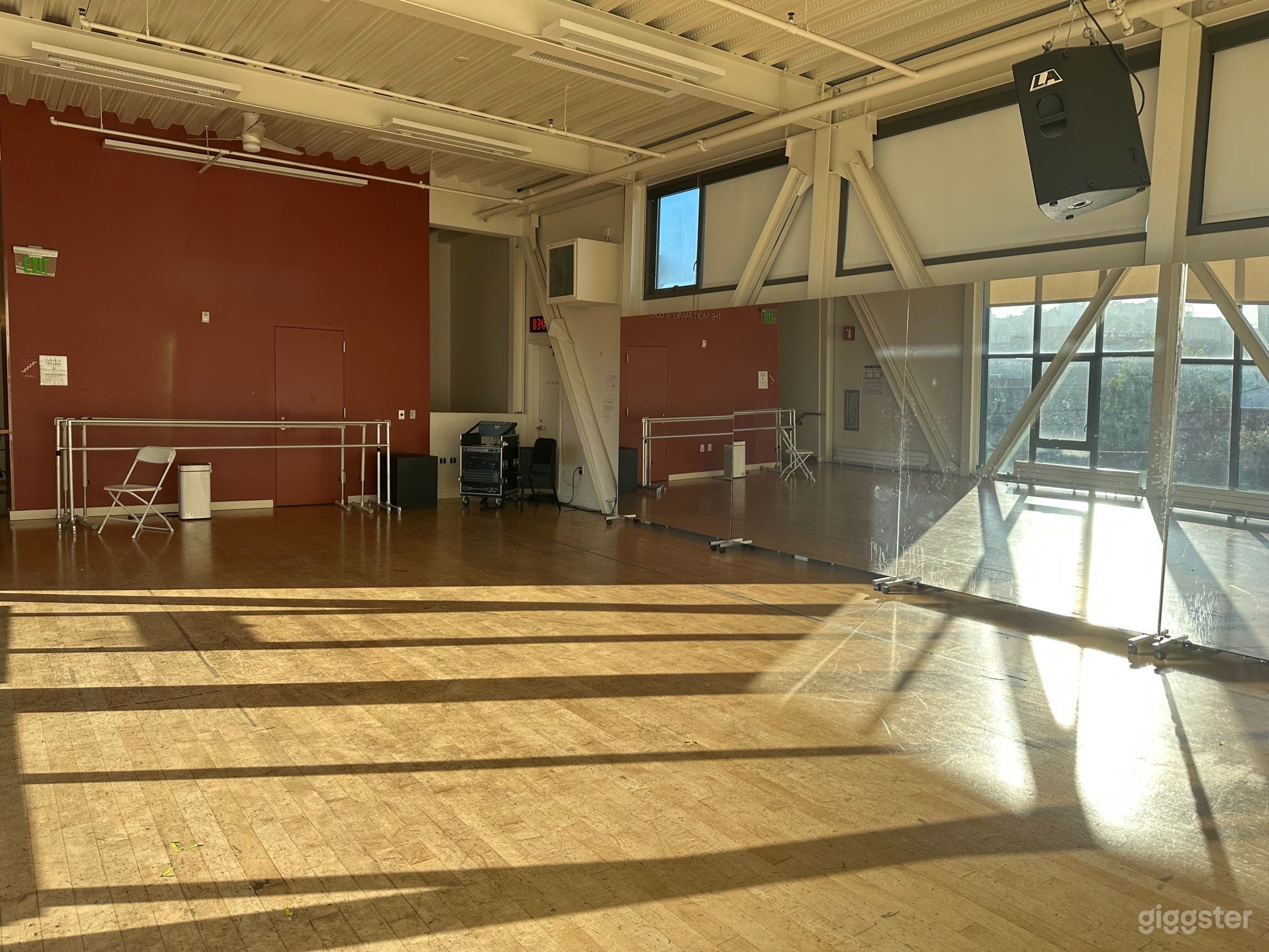 Stunning Studio with Mylar Mirrors (Mott) Photo 2