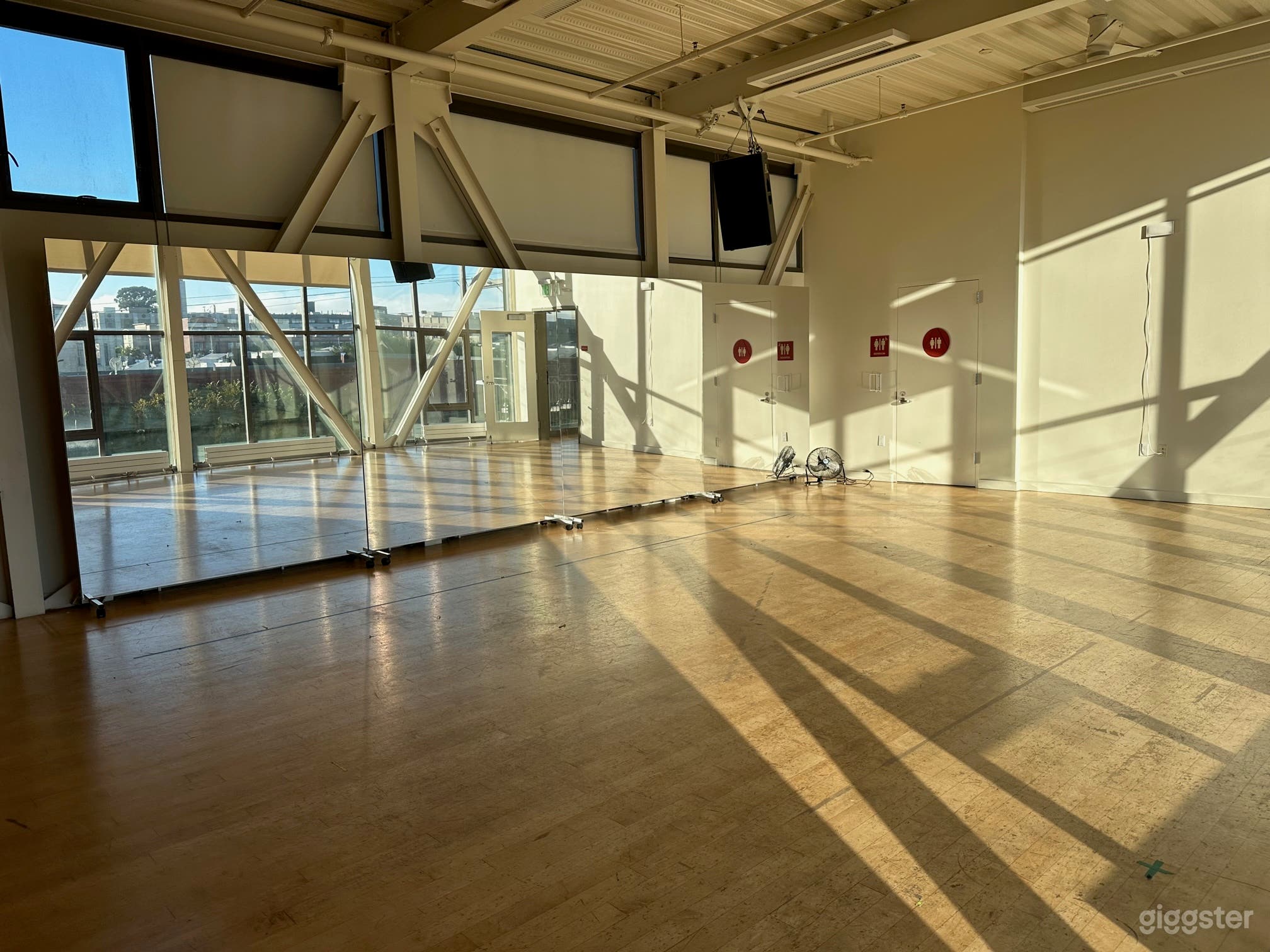 Stunning Studio with Mylar Mirrors (Mott) Photo 1