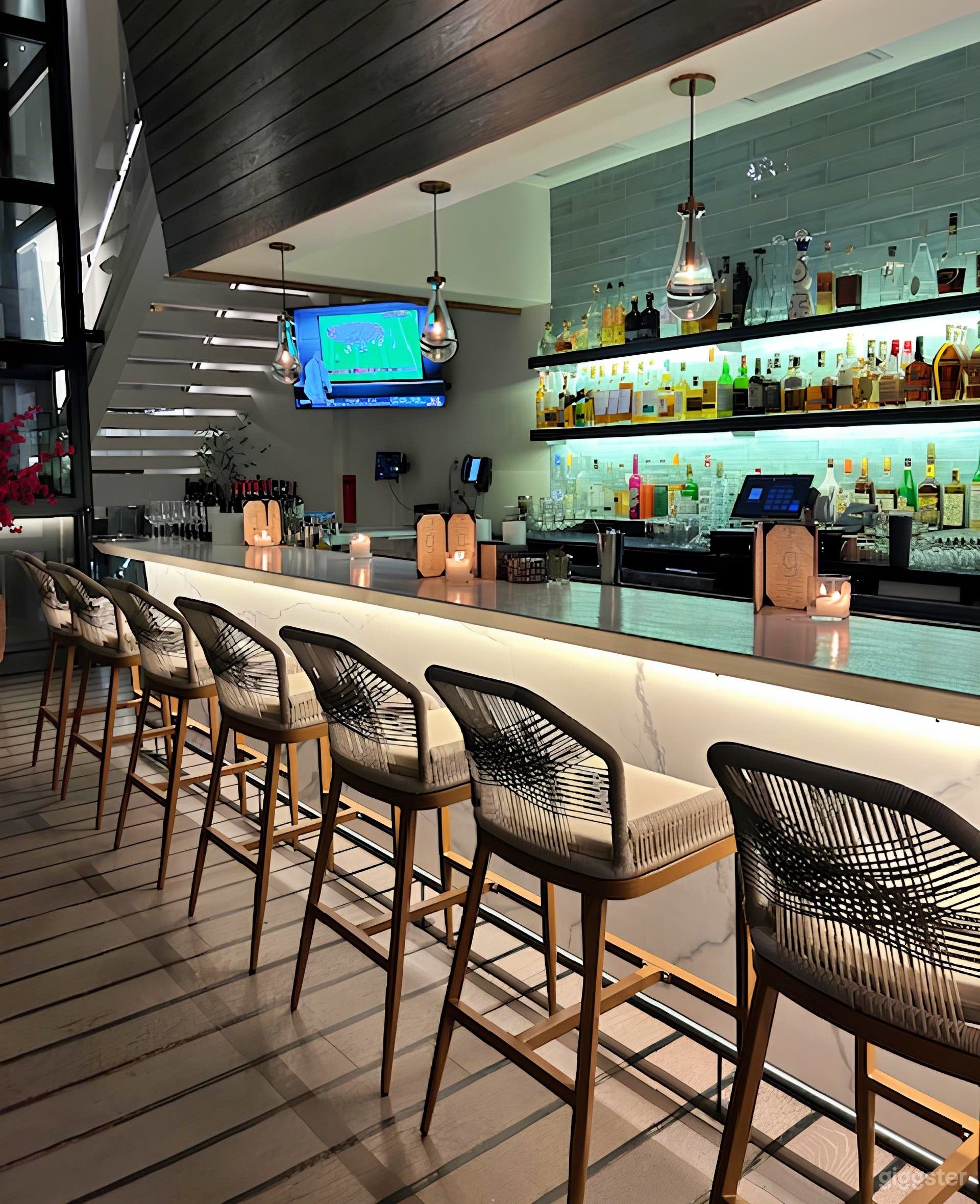 Lattice Dining Space with Bar Photo 1