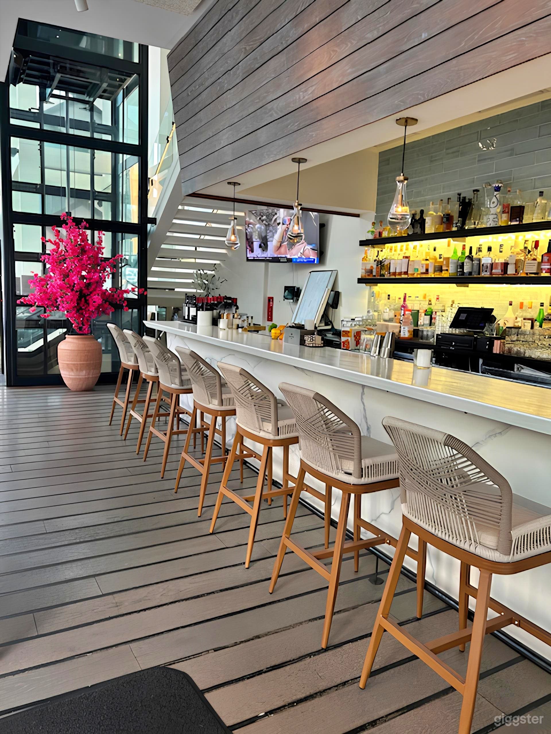 Lattice Dining Space with Bar Photo 2