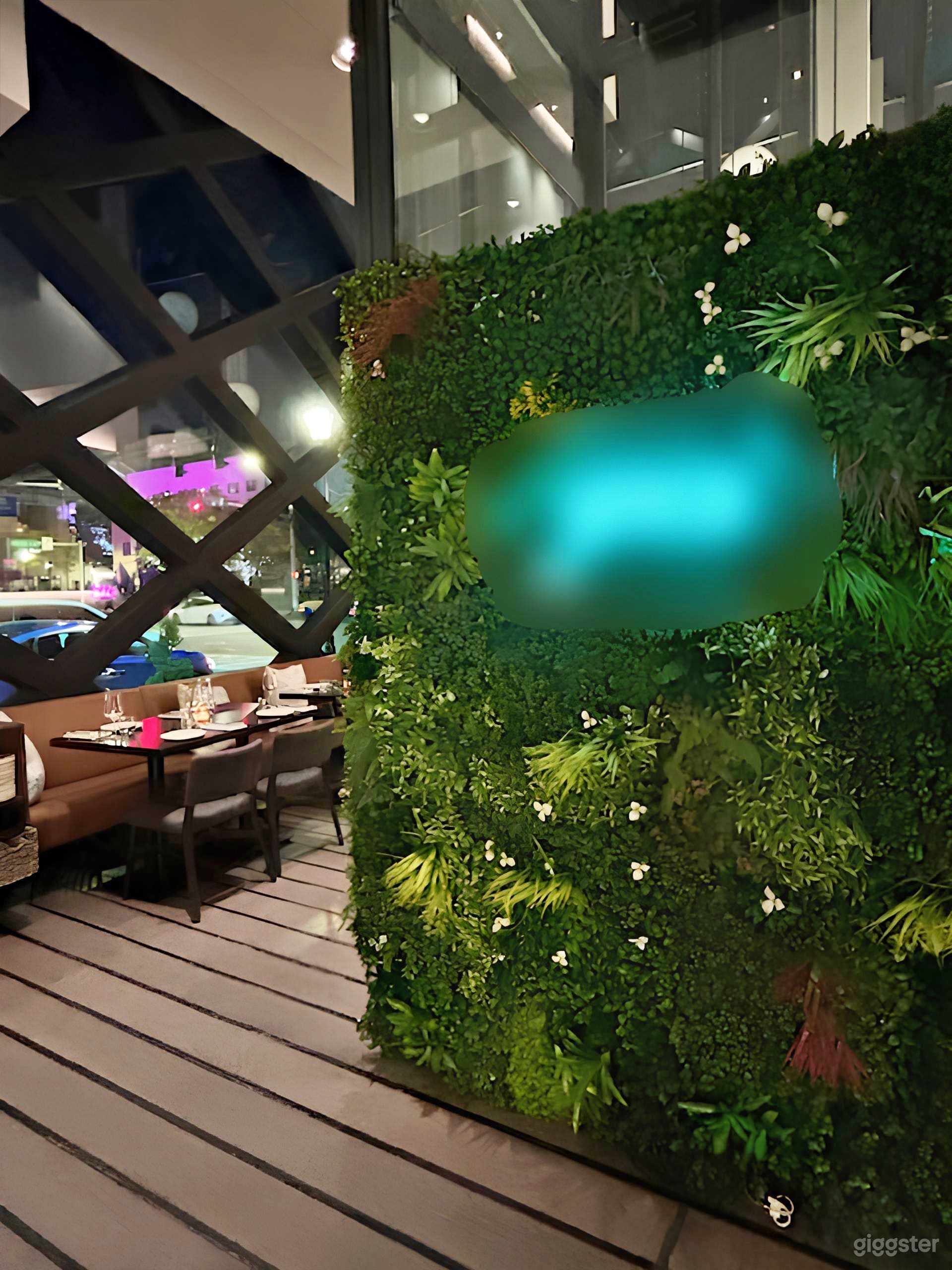 Lattice Dining Space with Bar Photo 4