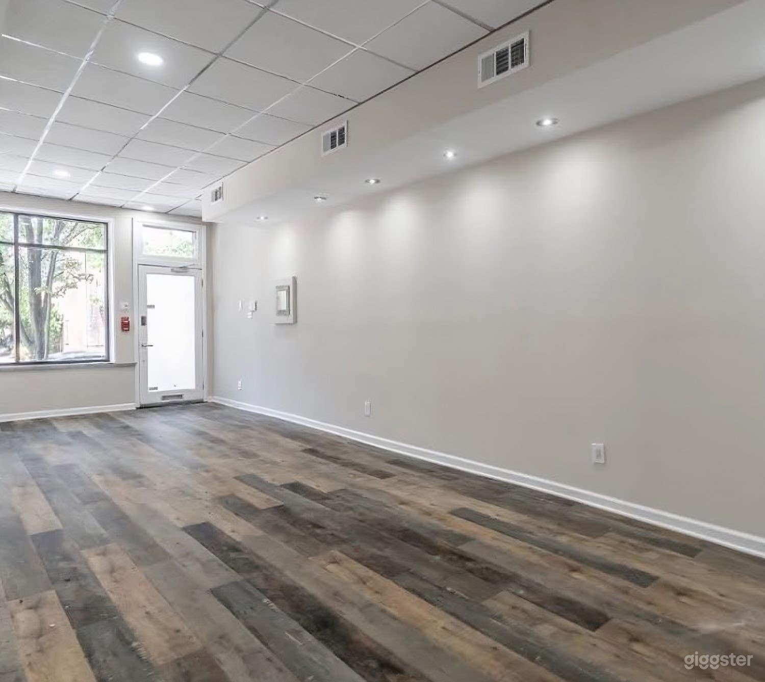 COZY  INTIMATE SPACE Photo 1