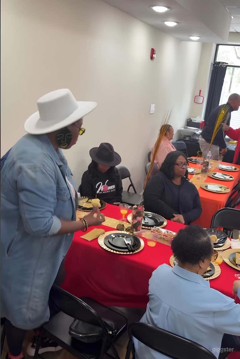  COZY  INTIMATE SPACE 