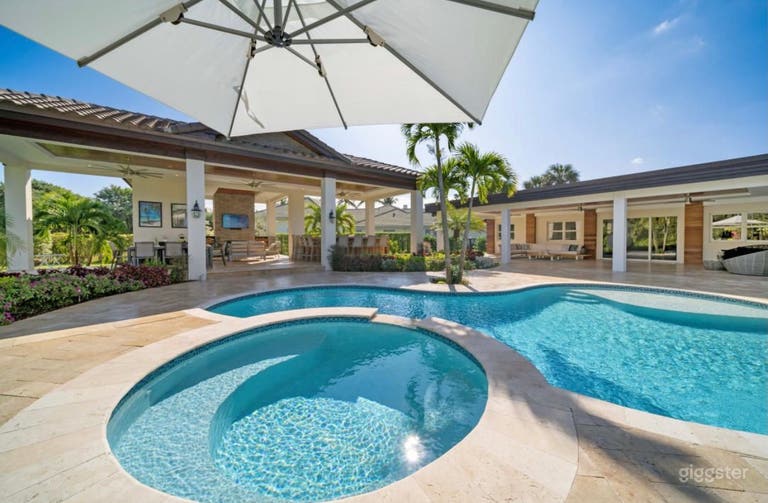  Modern farmhouse with lots of entertainment  