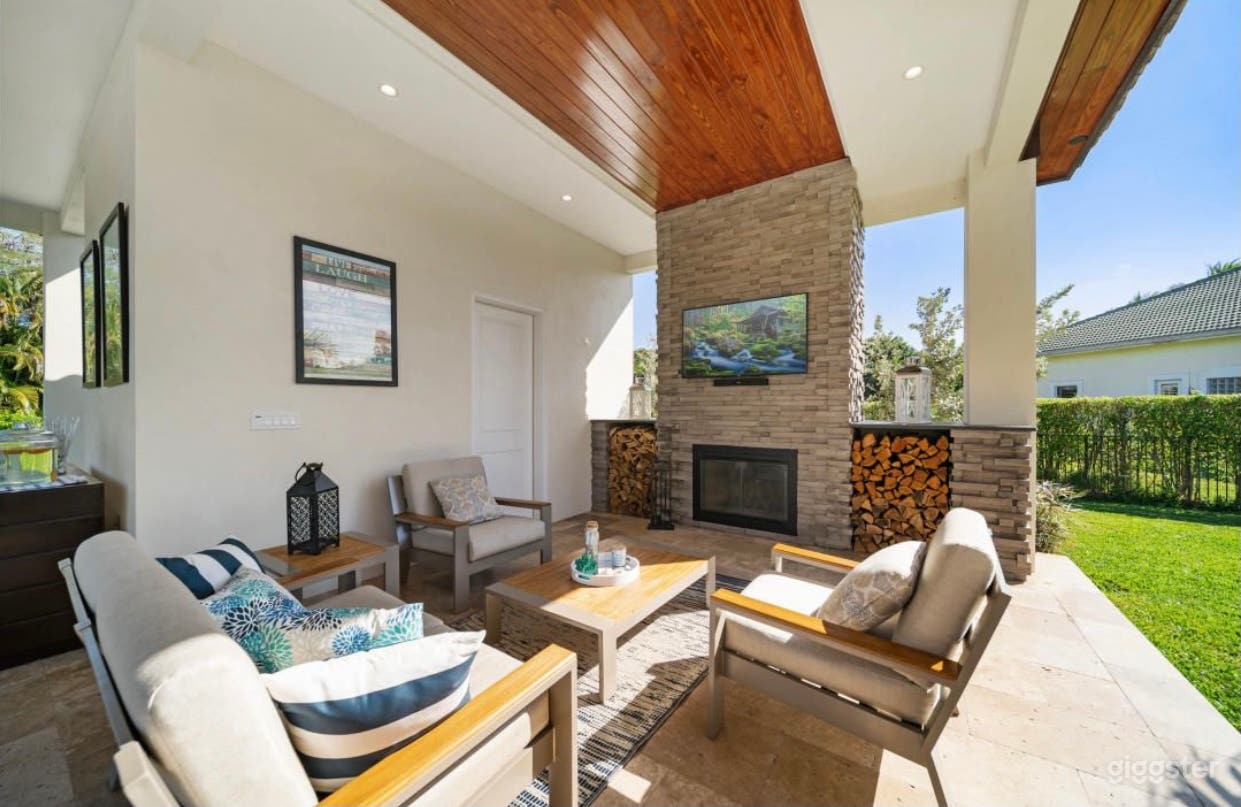 Modern farmhouse with lots of entertainment  Photo 1