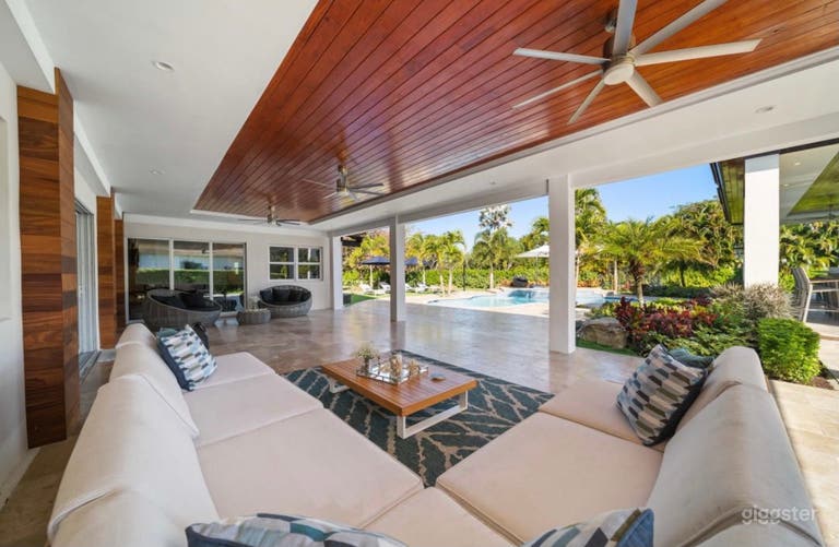  Modern farmhouse with lots of entertainment  