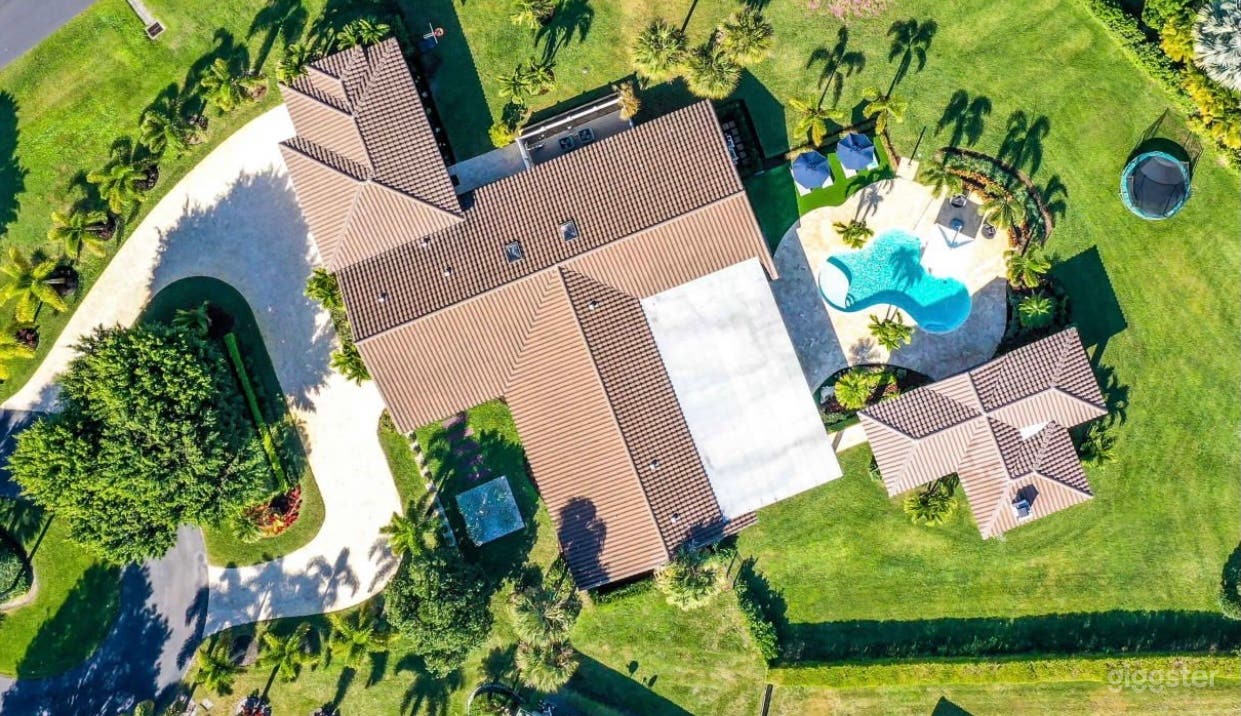 Modern farmhouse with lots of entertainment  Photo 3