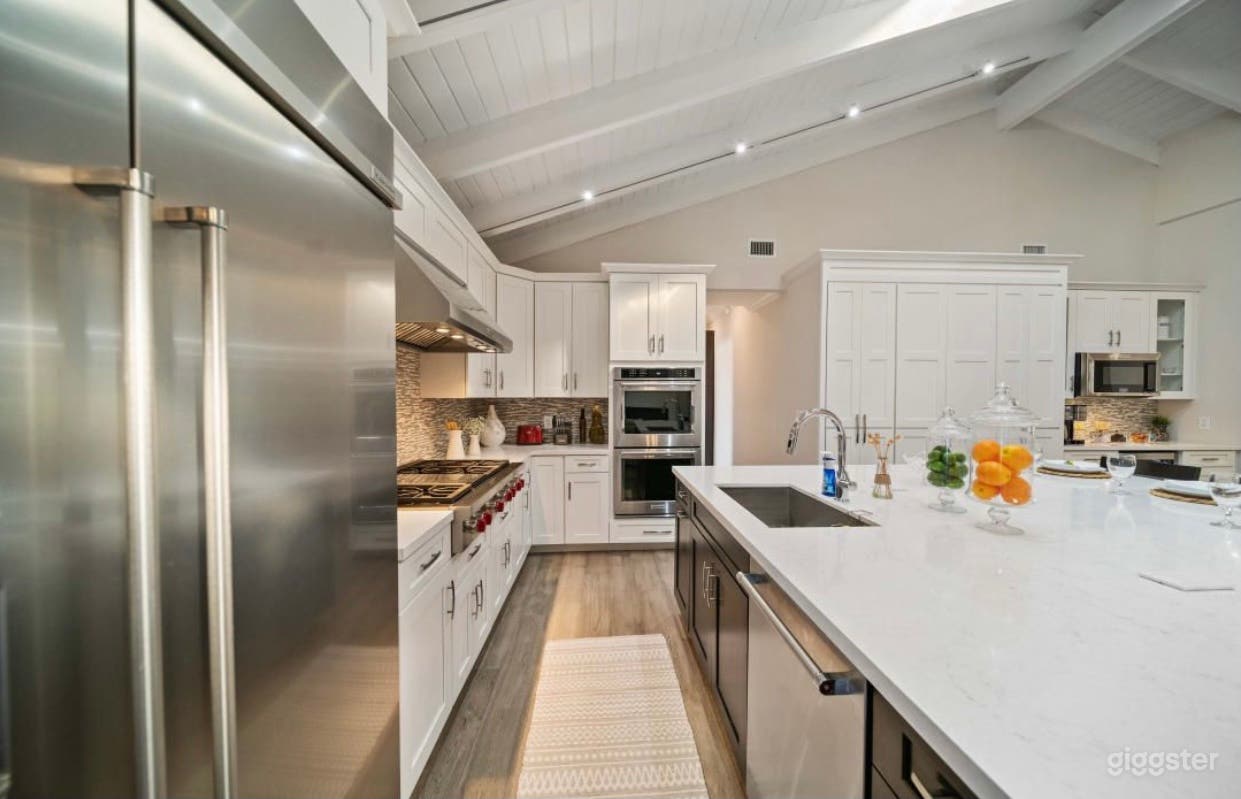 Modern farmhouse with lots of entertainment  Photo 2