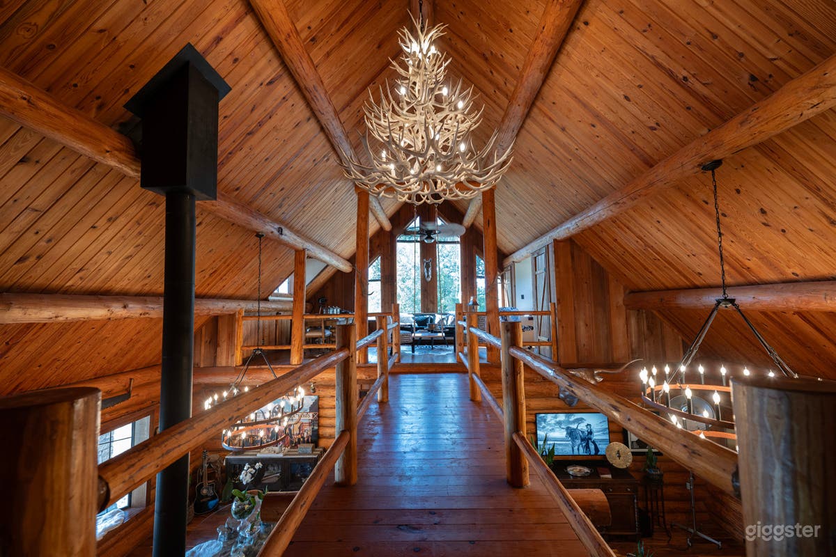 RANCH HOUSE IN THE WOODS WITH POOL ON 5 ACRES Photo 2