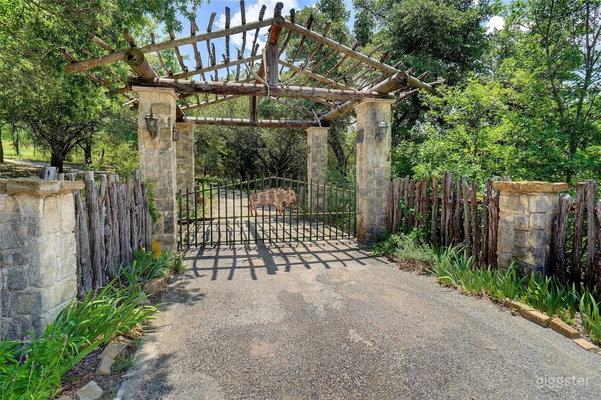 RANCH HOUSE IN THE WOODS WITH POOL ON 5 ACRES Photo 1