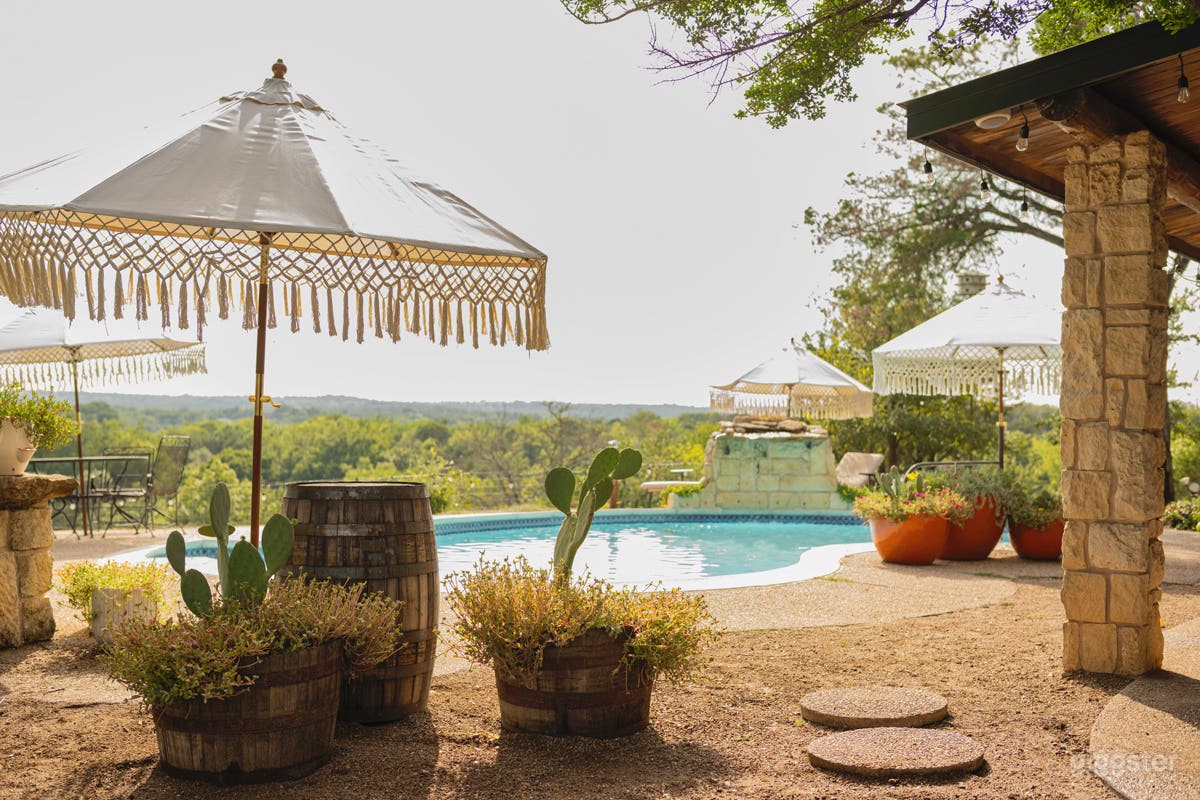 RANCH HOUSE IN THE WOODS WITH POOL ON 5 ACRES Photo 4