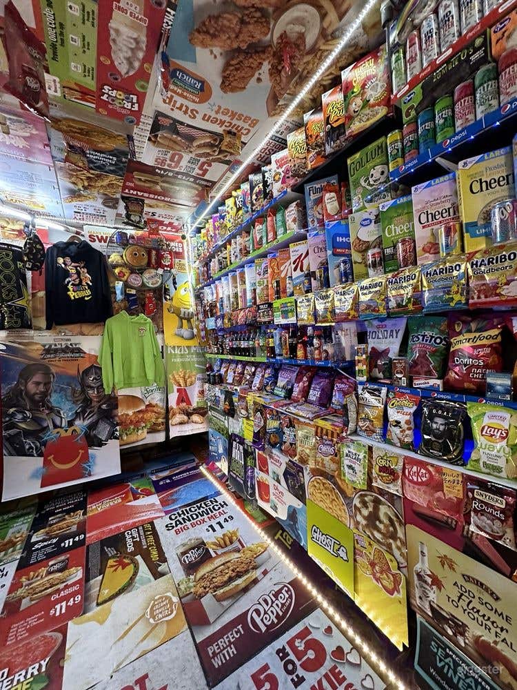 Everett's Ritzy Film &amp; Photo Studio Photo 3