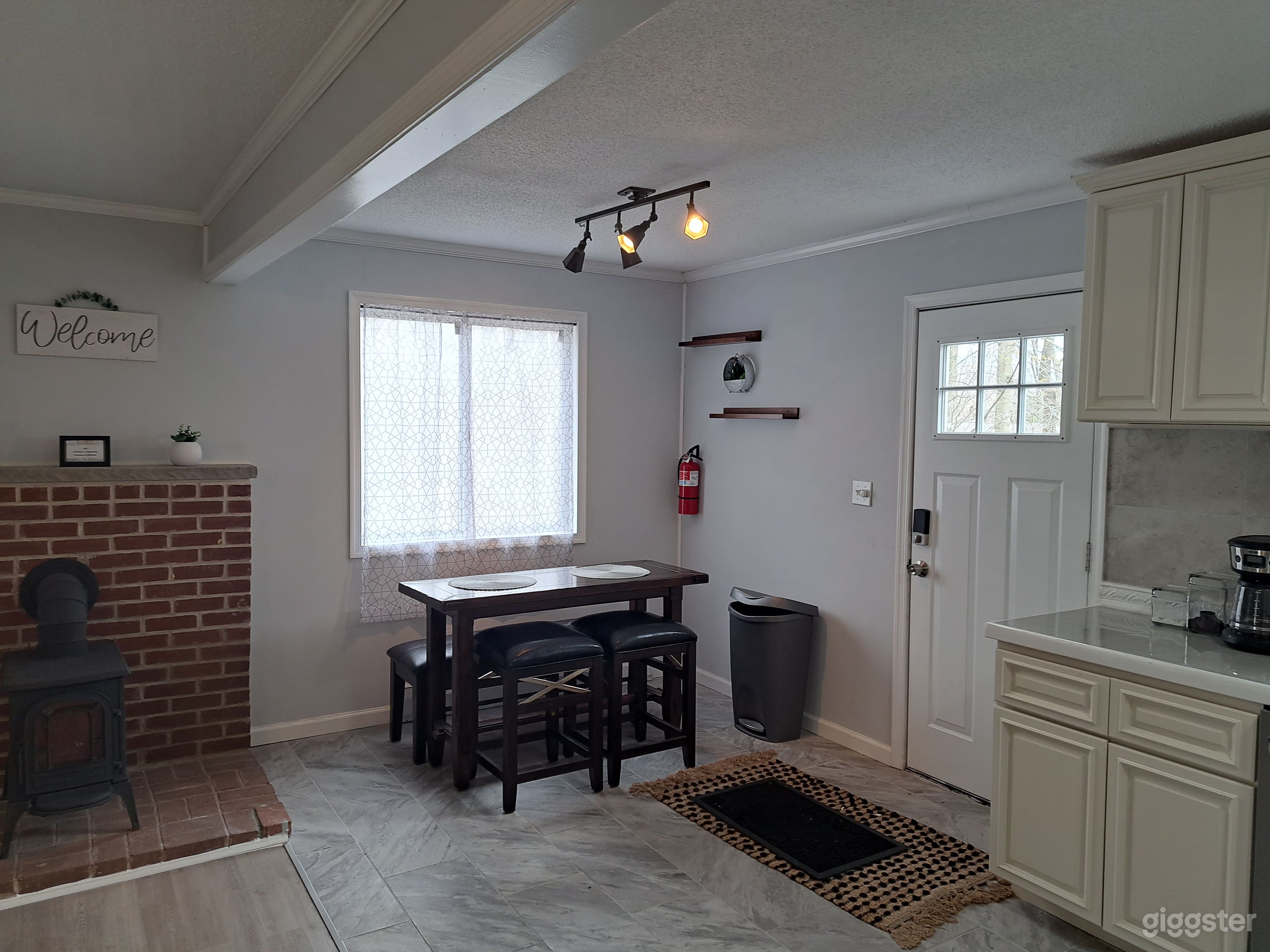 Lake view home in the Poconos  Photo 3