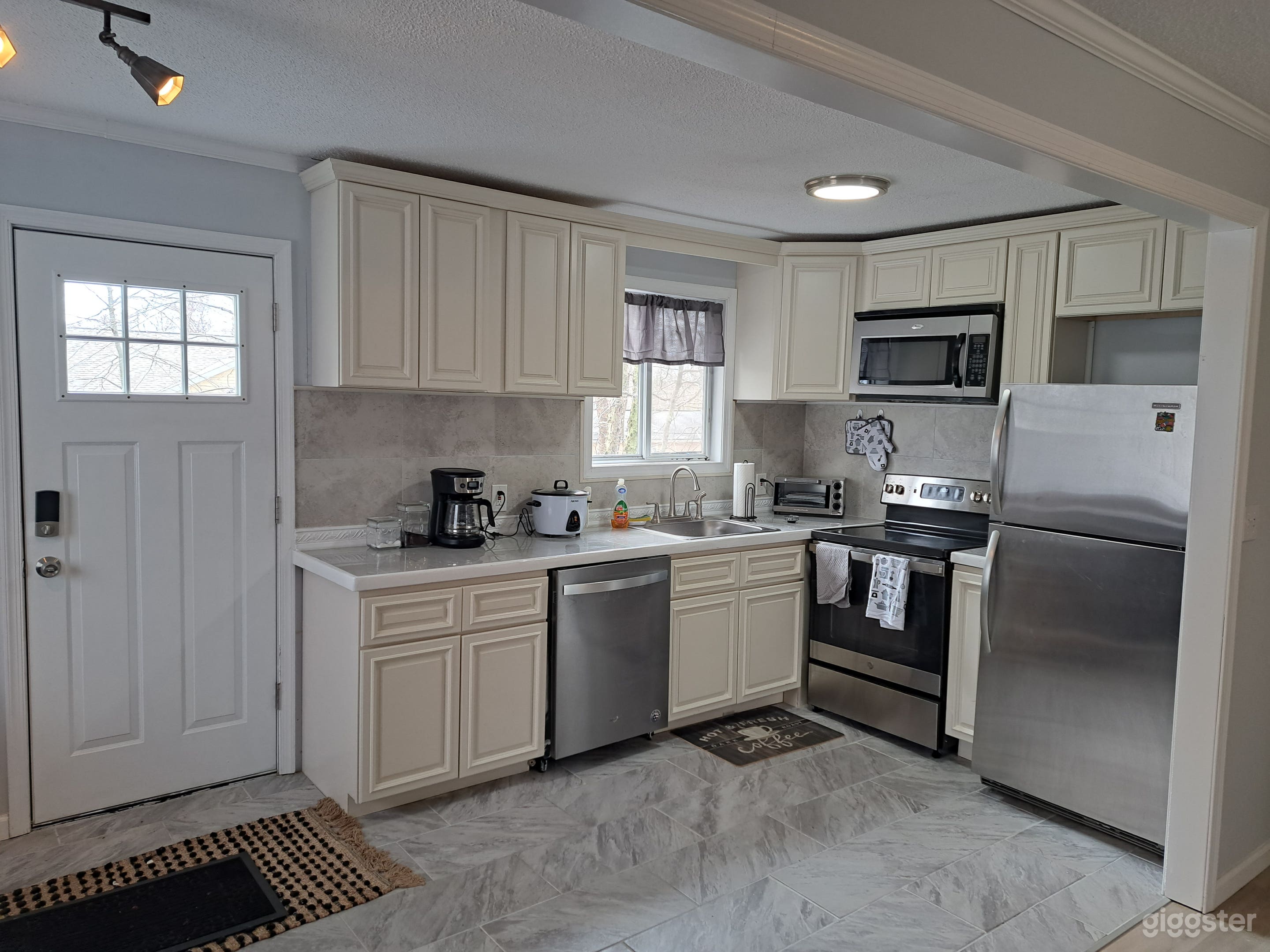 Lake view home in the Poconos  Photo 2